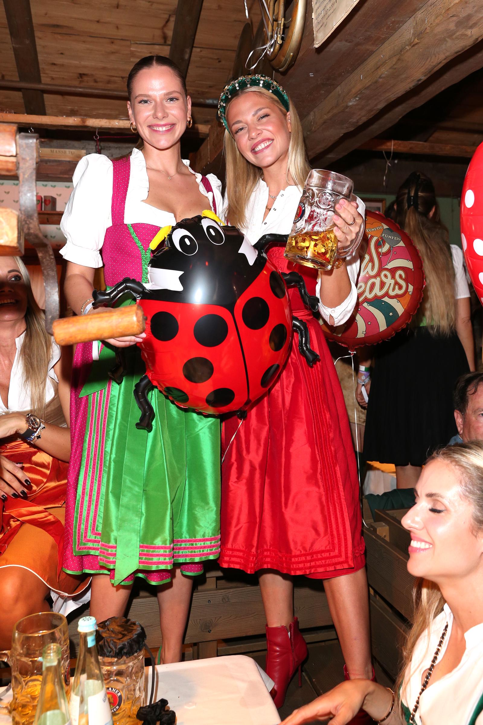 Valentina Pahde (li.) und Cheyenne Pahde 2023 auf dem Münchner Oktoberfest | Quelle: GettyImages