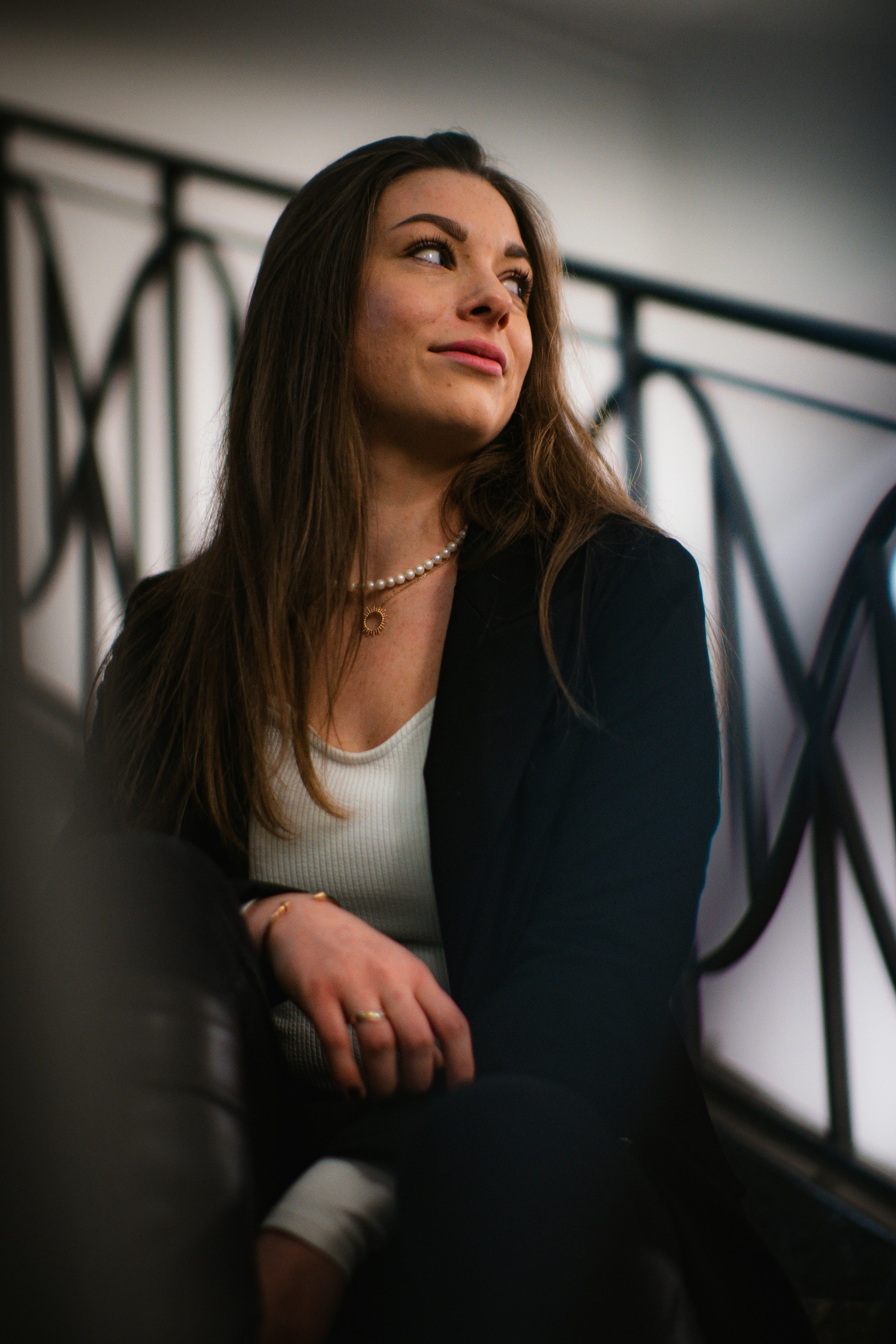 Eine schmunzelnde Frau | Quelle: Unsplash