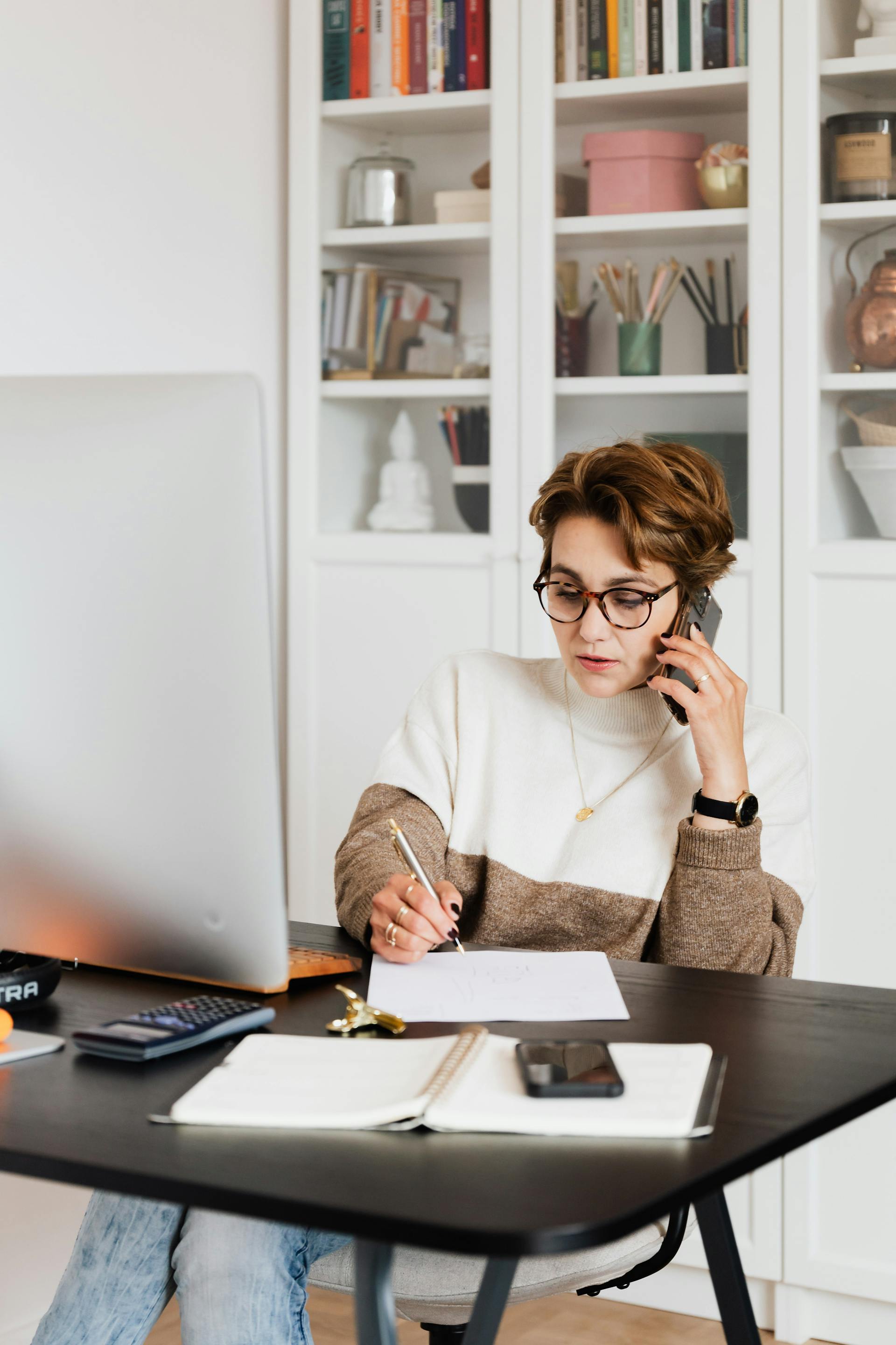 Eine Frau beim Telefonieren | Quelle: Pexels