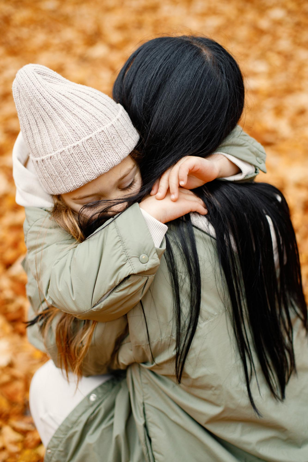 Eine Mutter, die ihre Tochter umarmt | Quelle: Freepik