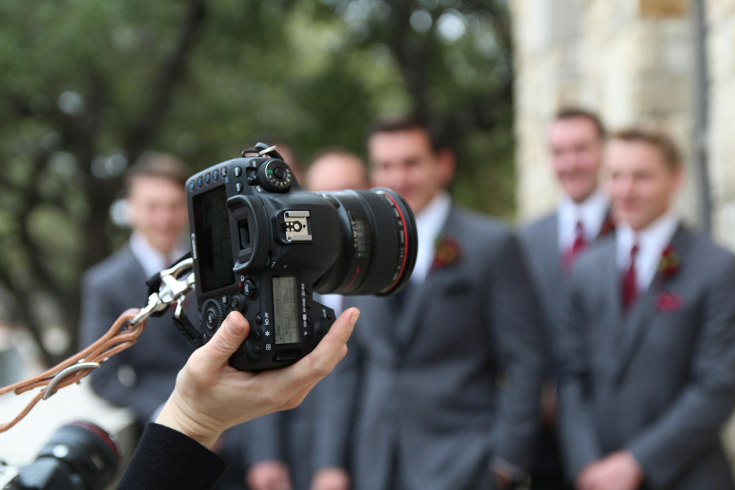Trauzeugen machen Fotos mit einem Hochzeitsfotografen | Quelle: Unsplash