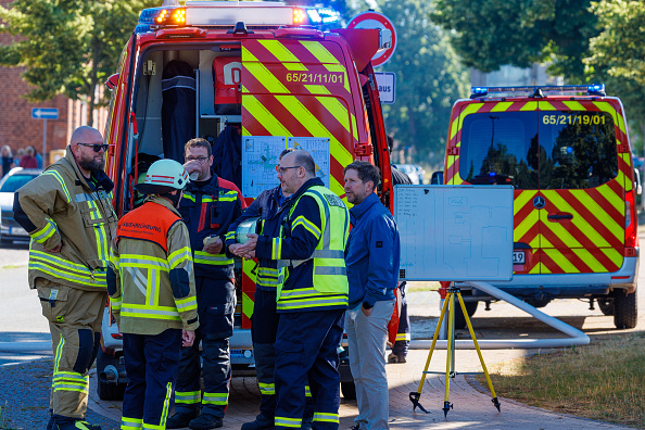 Feuerwehr und Polizei im Einsatz am LUP Klinikum in Ludwigslust nach einem Brand, 2. Juli 2026. | Quelle: Getty Images