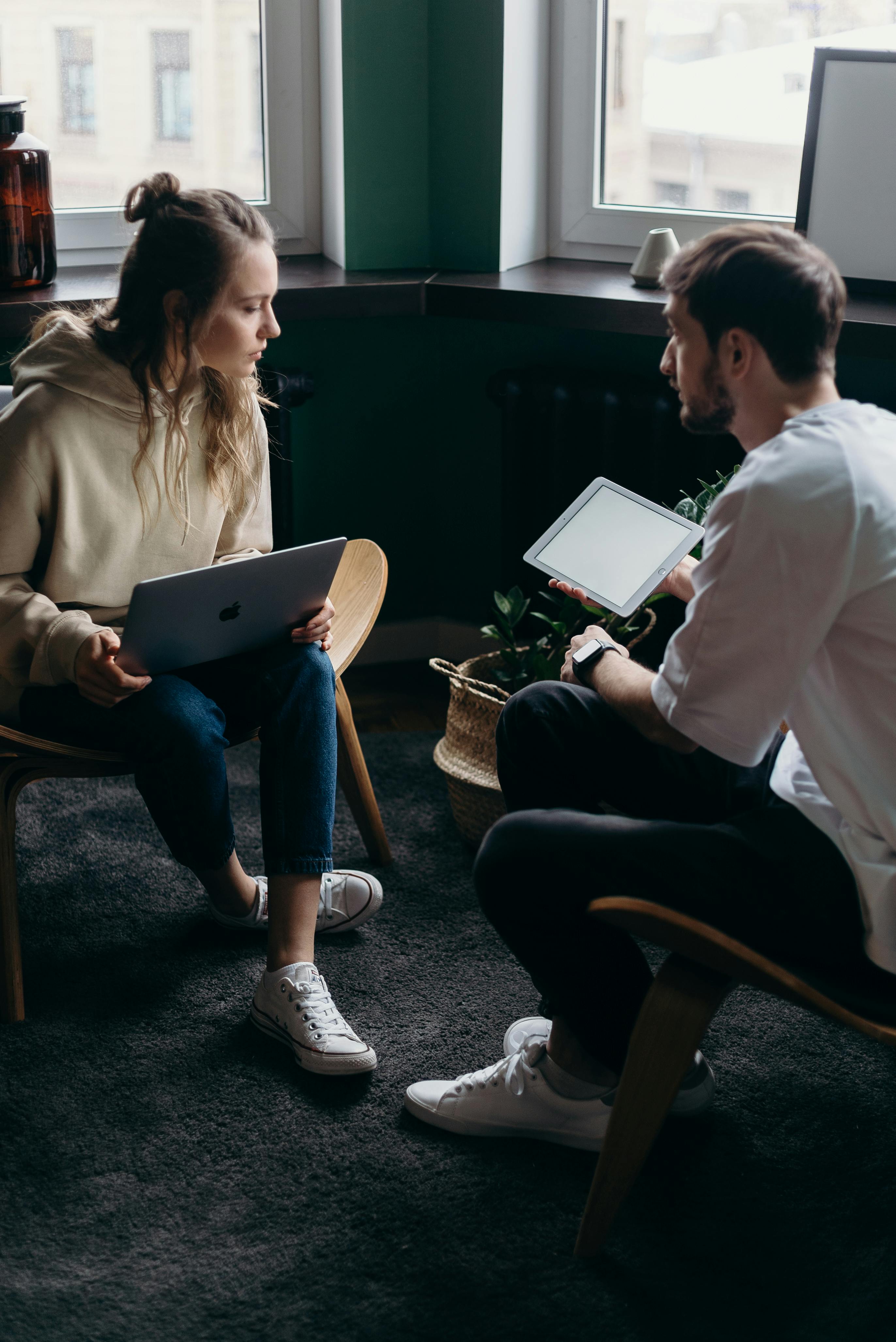 Eine Frau coacht einen Mann | Quelle: Pexels