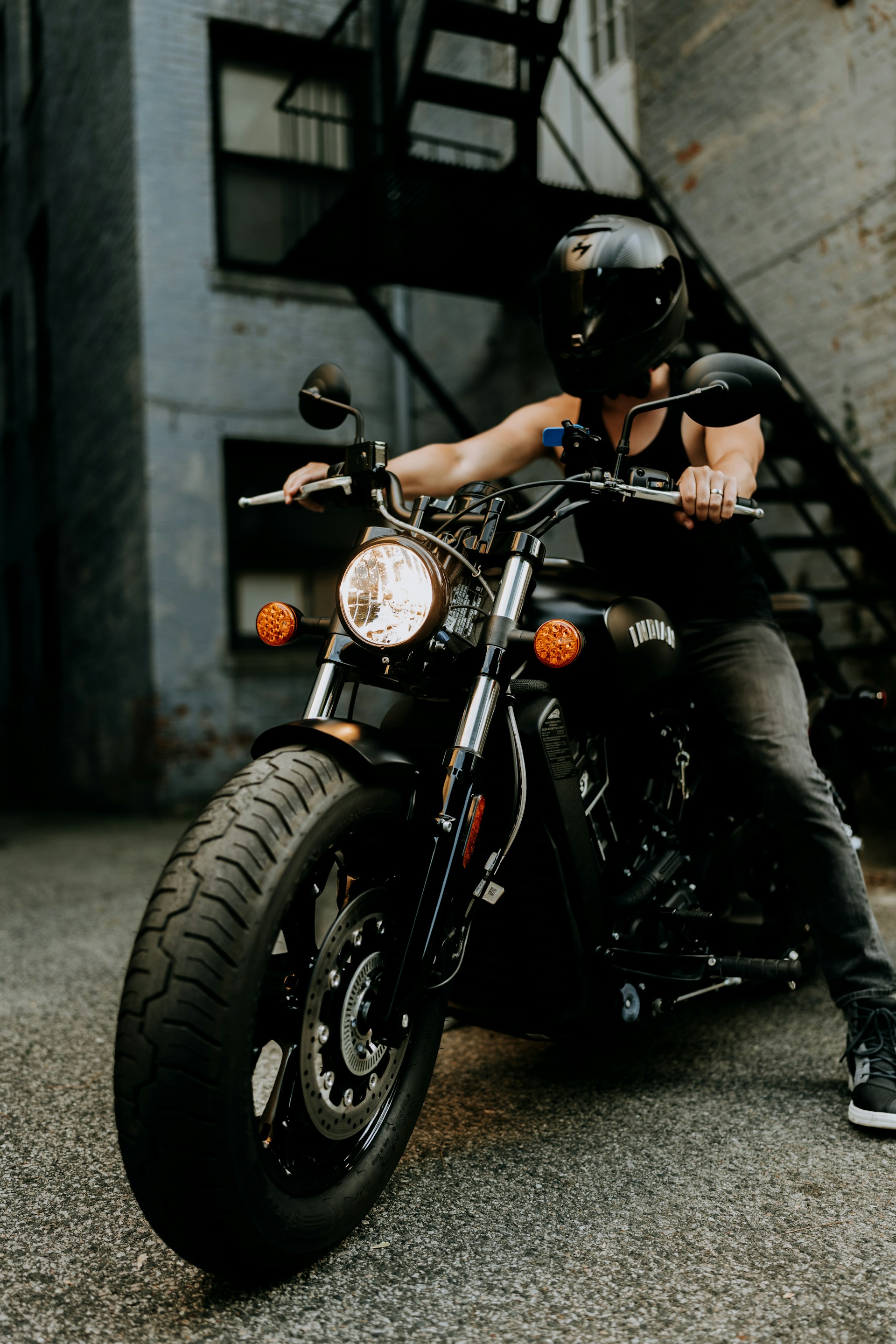 Ein Mann sitzt auf einem Motorrad | Quelle: Unsplash