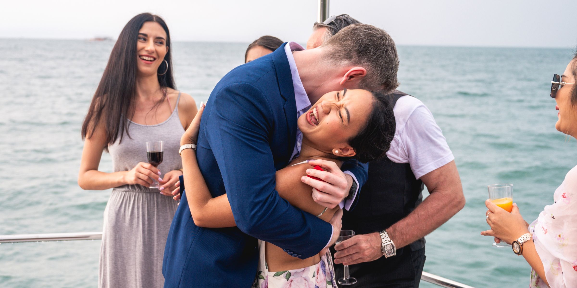 Ein junges Paar, das sich auf einer Jacht umarmt | Quelle: Shutterstock