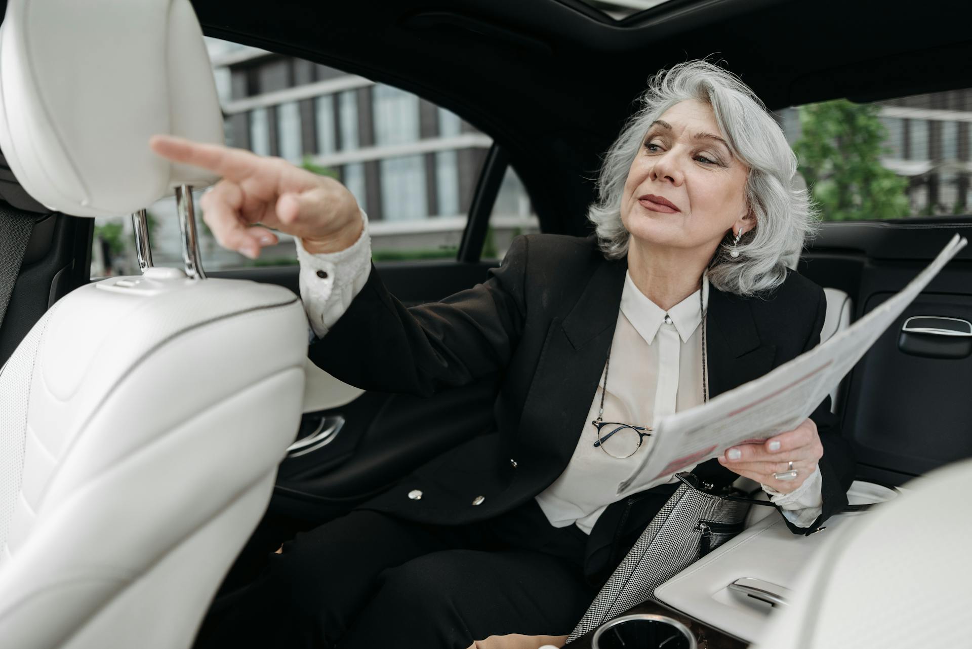 Eine ältere Frau, die in einem Auto sitzt | Quelle: Pexels