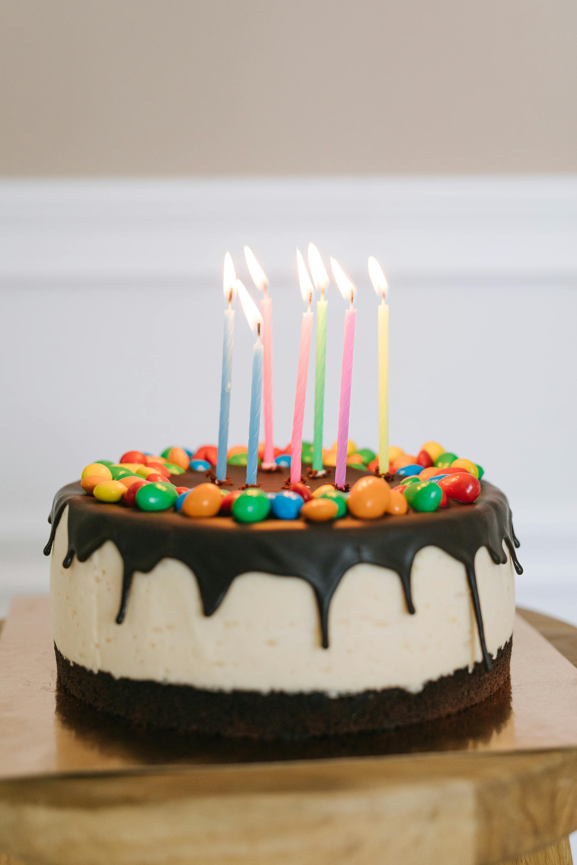 Ein Kuchen mit brennenden Kerzen | Quelle: Pexels