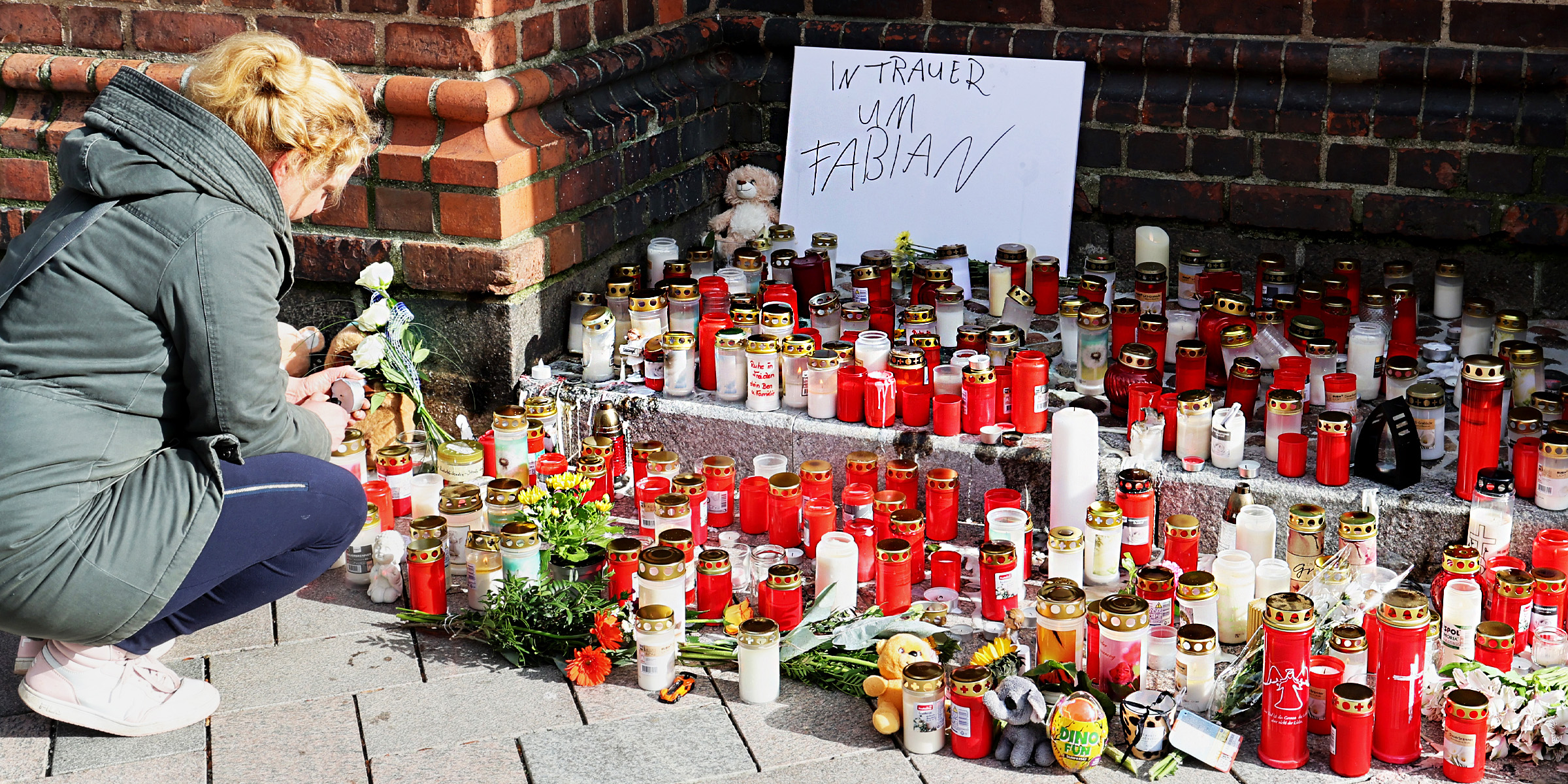 Leute legen Blumen und Kerzen für Fabian nieder | Quelle: Getty Images