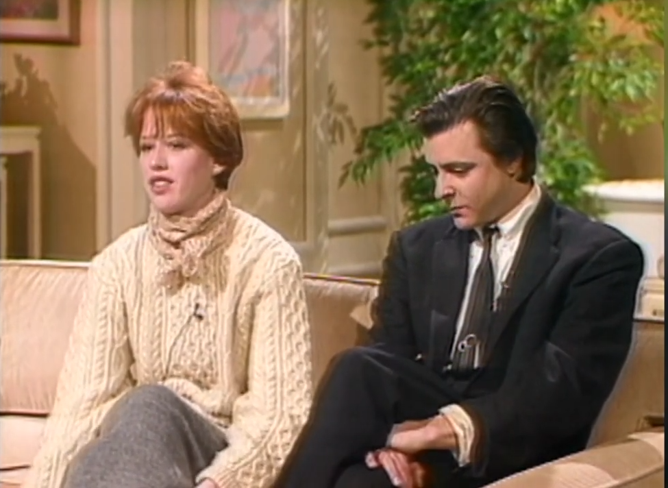 Zusammen mit Molly Ringwald, Emilio Estevez, Ally Sheedy, Anthony Michael Hall, Rob Lowe, Demi Moore, Andrew McCarthy und anderen wurde er mit der Gruppe in Verbindung gebracht, die von den Medien bekanntlich als „Brat Pack“ bezeichnet wurde. | Quelle: YouTube/@TODAY