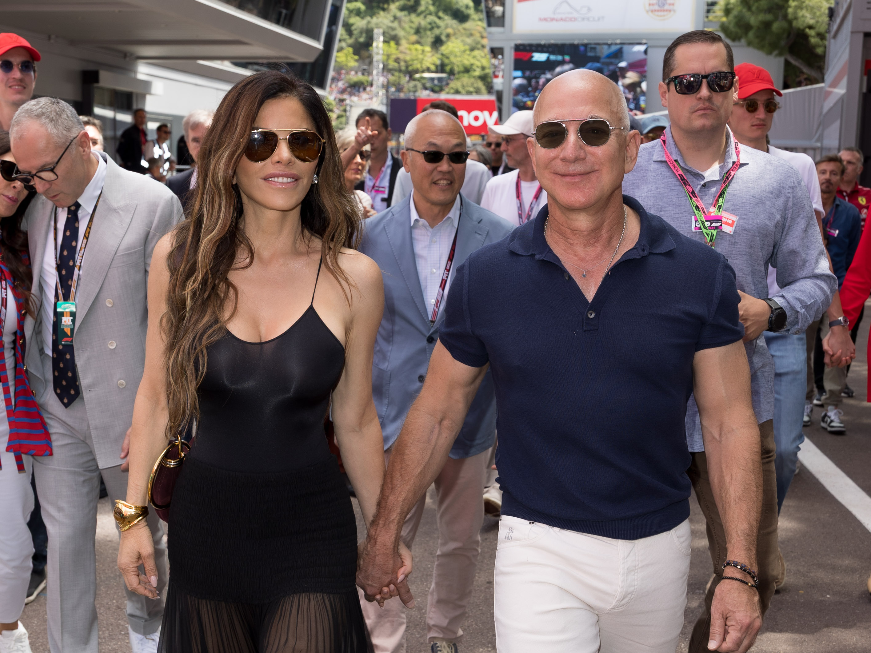 Lauren Sanchez und Jeff Bezos gehen Hand in Hand beim F1 Grand Prix von Monaco, der am 25. Mai 2025 in Monte Carlo stattfand | Quelle: Getty Images