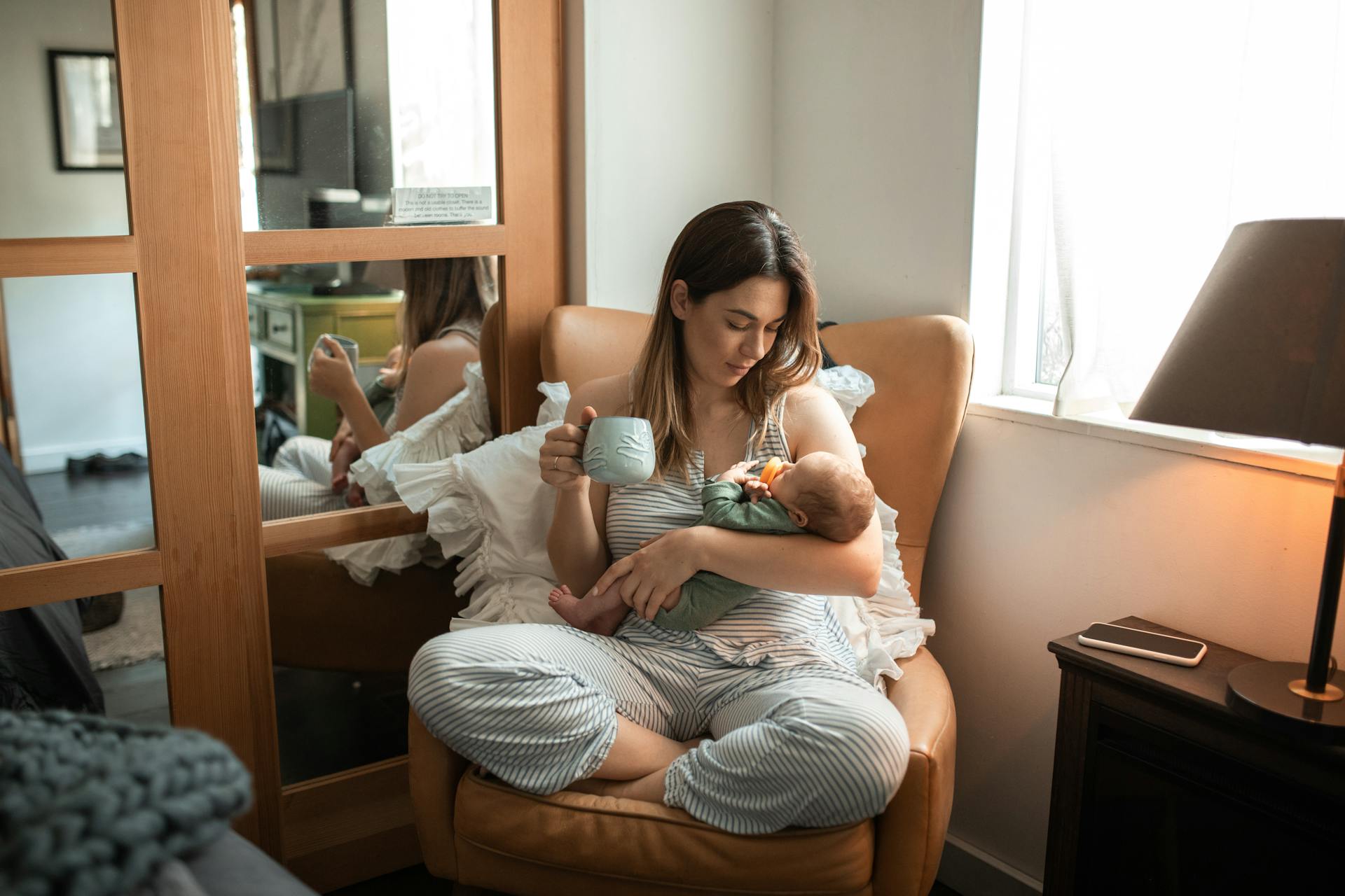 Eine Frau hält ein Baby | Quelle: Pexels