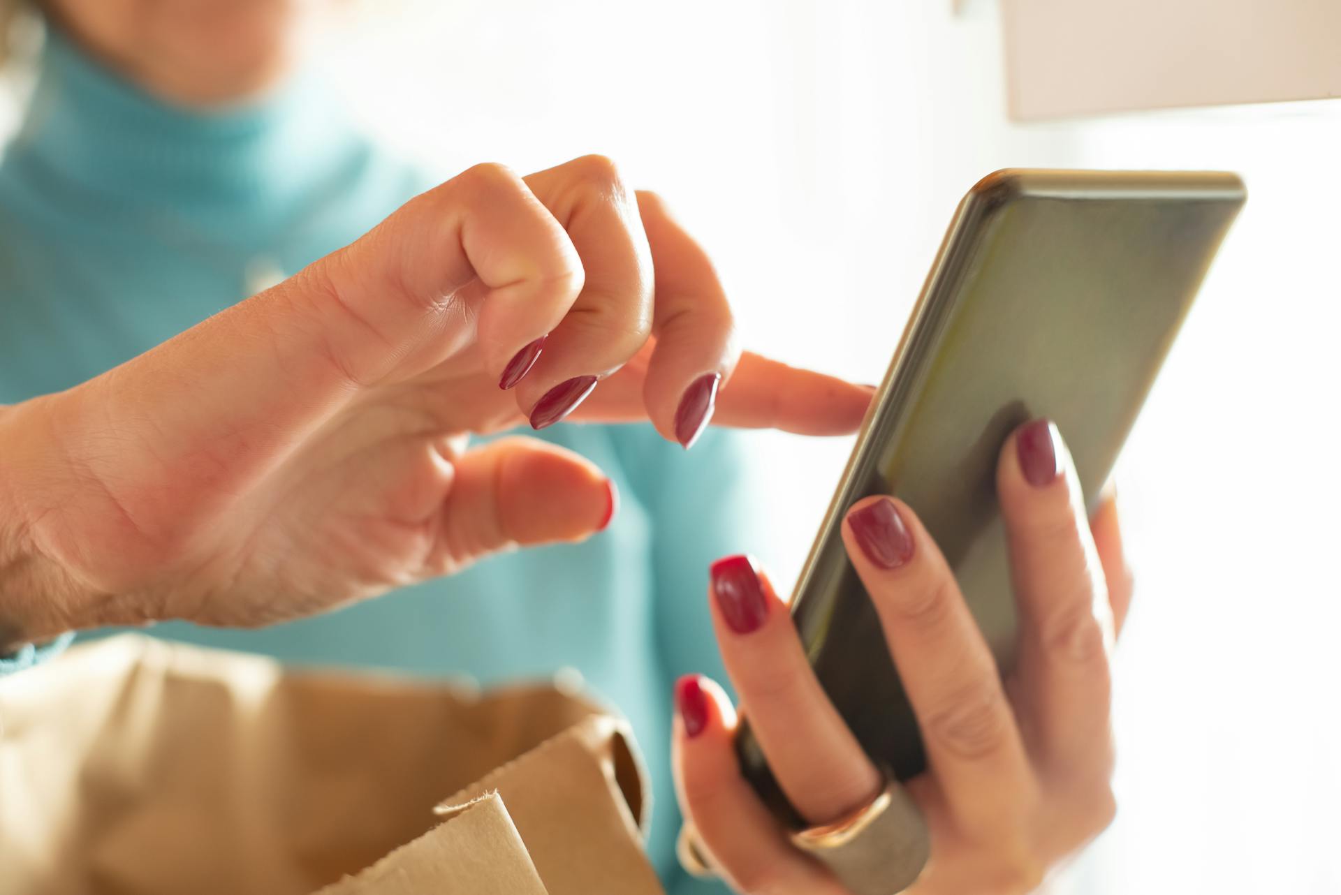 Eine Frau, die ein Telefon benutzt | Quelle: Pexels