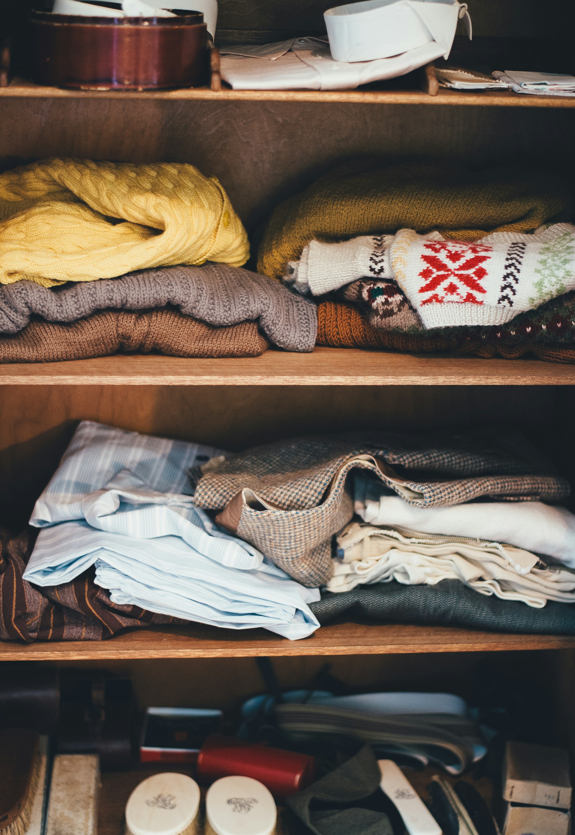 Gefaltete Kleidung in einem Kleiderschrank | Quelle: Unsplash