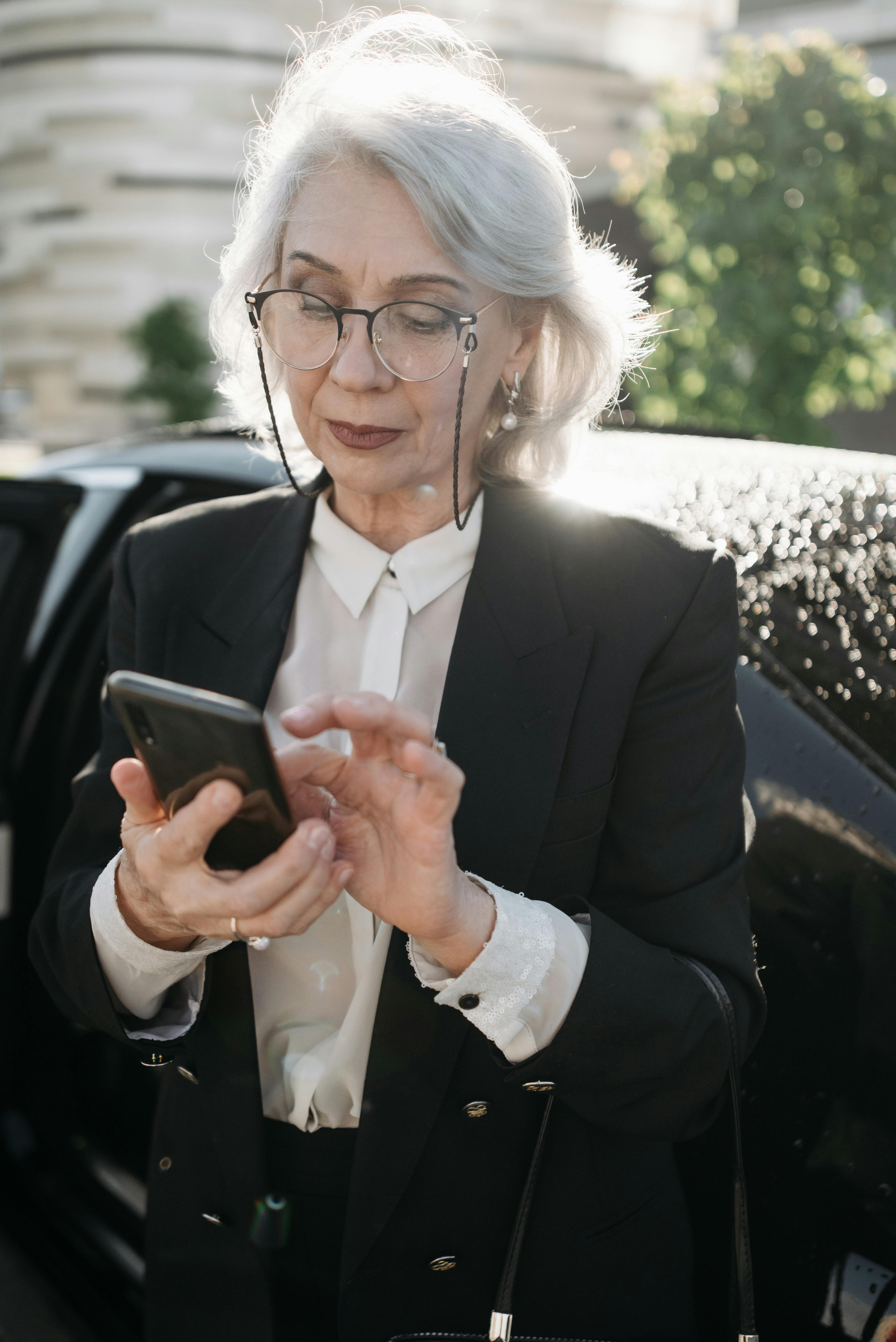 Eine ernste Frau, die ihr Telefon benutzt | Quelle: Pexels