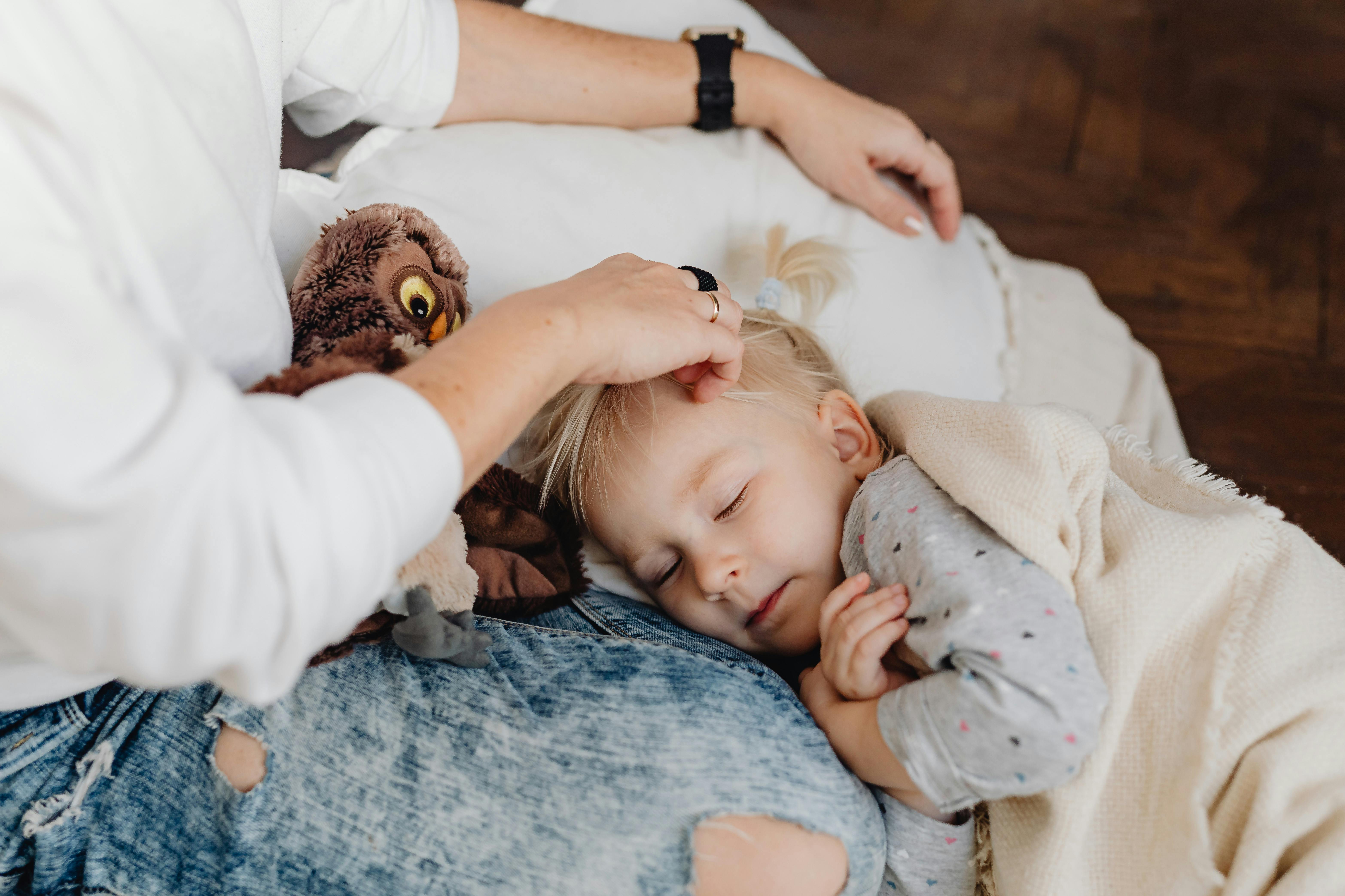 Eine Mutter streichelt das Haar ihres Kindes | Quelle: Pexels