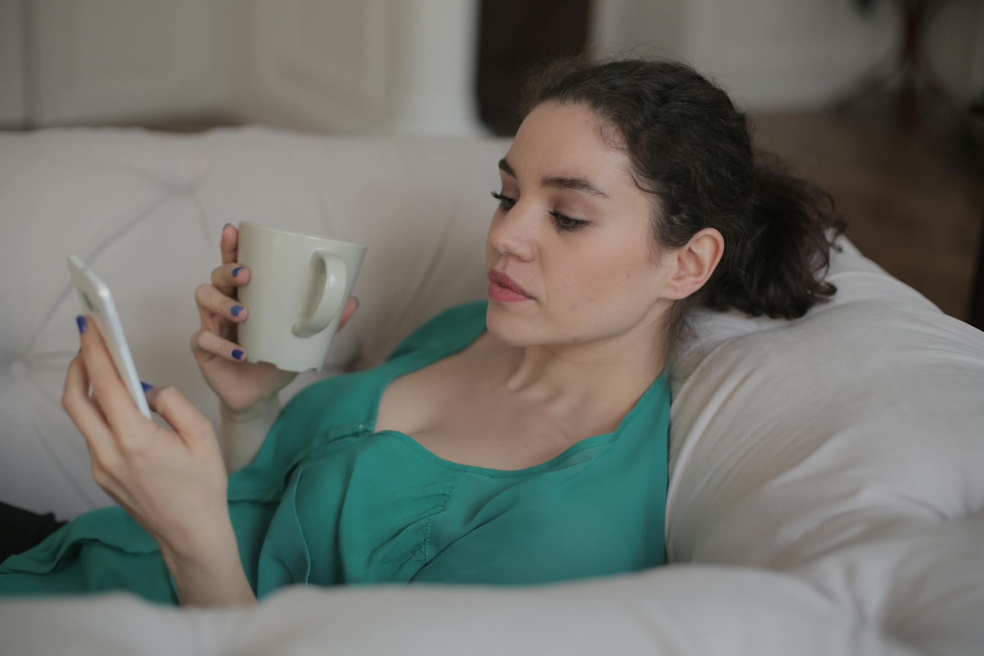 Eine Frau, die auf ihrem Handy scrollt | Quelle: Pexels