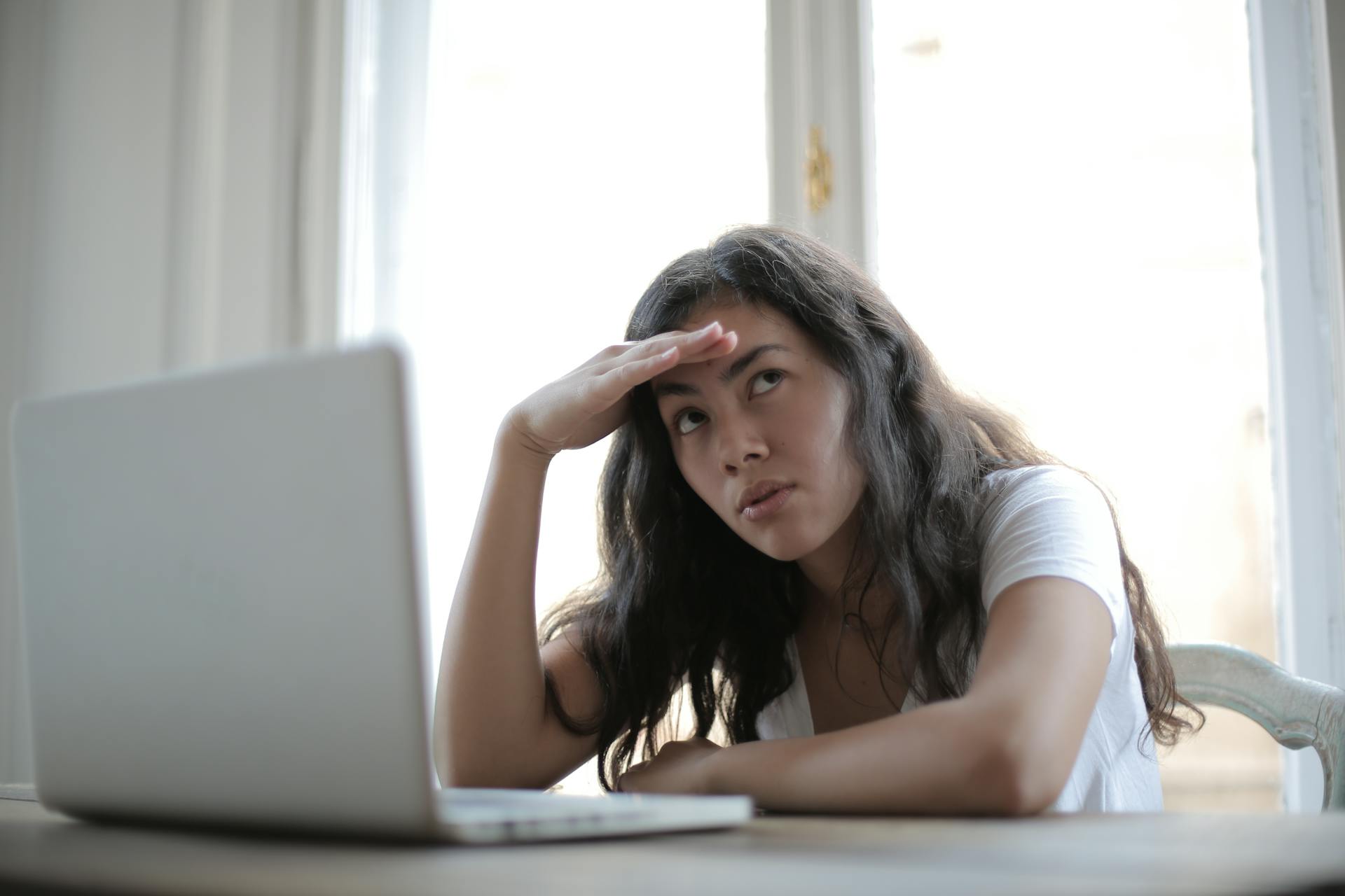 Eine Frau schaut während eines Videoanrufs genervt drein | Quelle: Pexels
