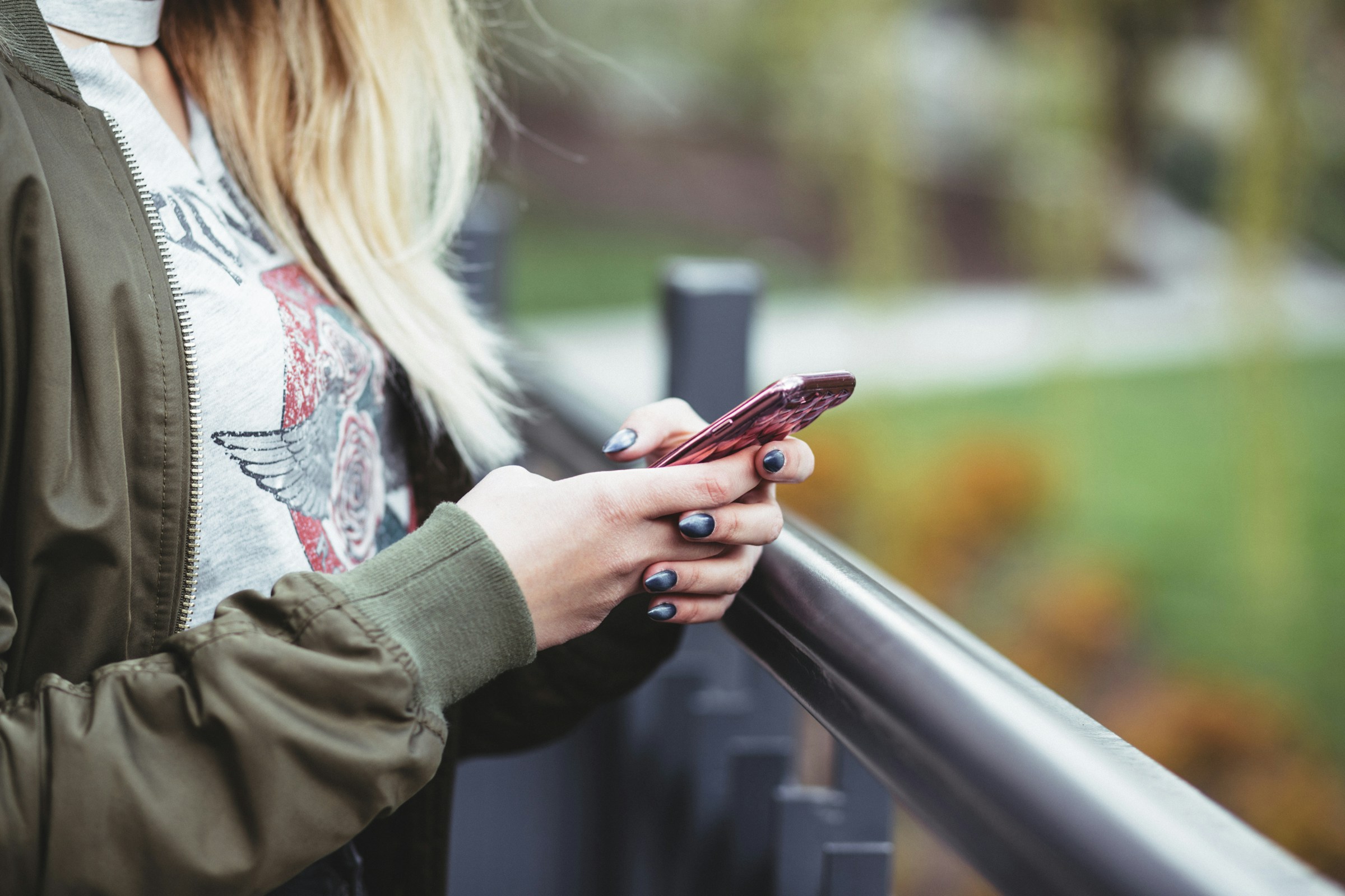 Eine Frau hält ein Smartphone | Quelle: Unsplash