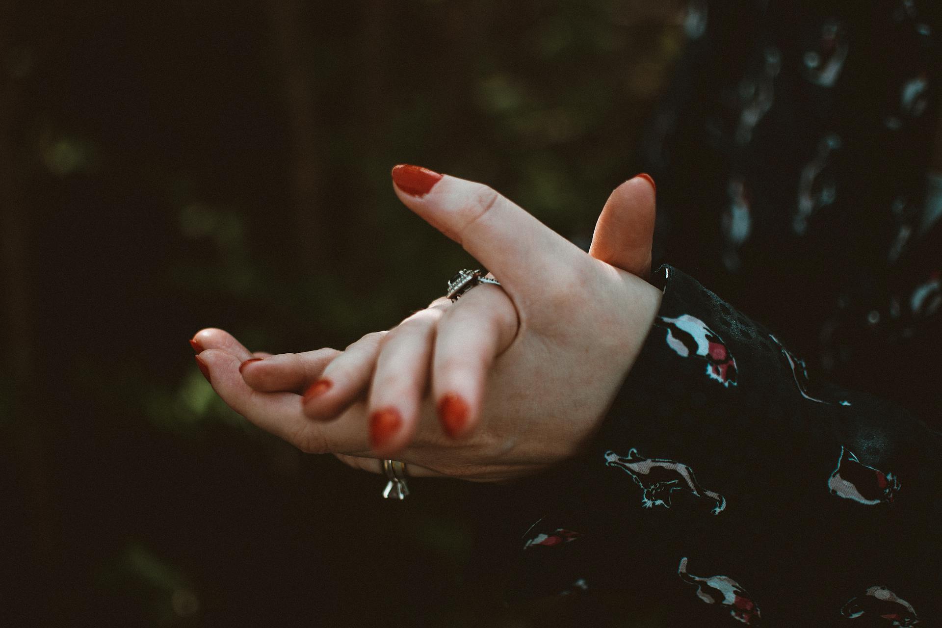 Eine Frau klatscht in die Hände | Quelle: Pexels