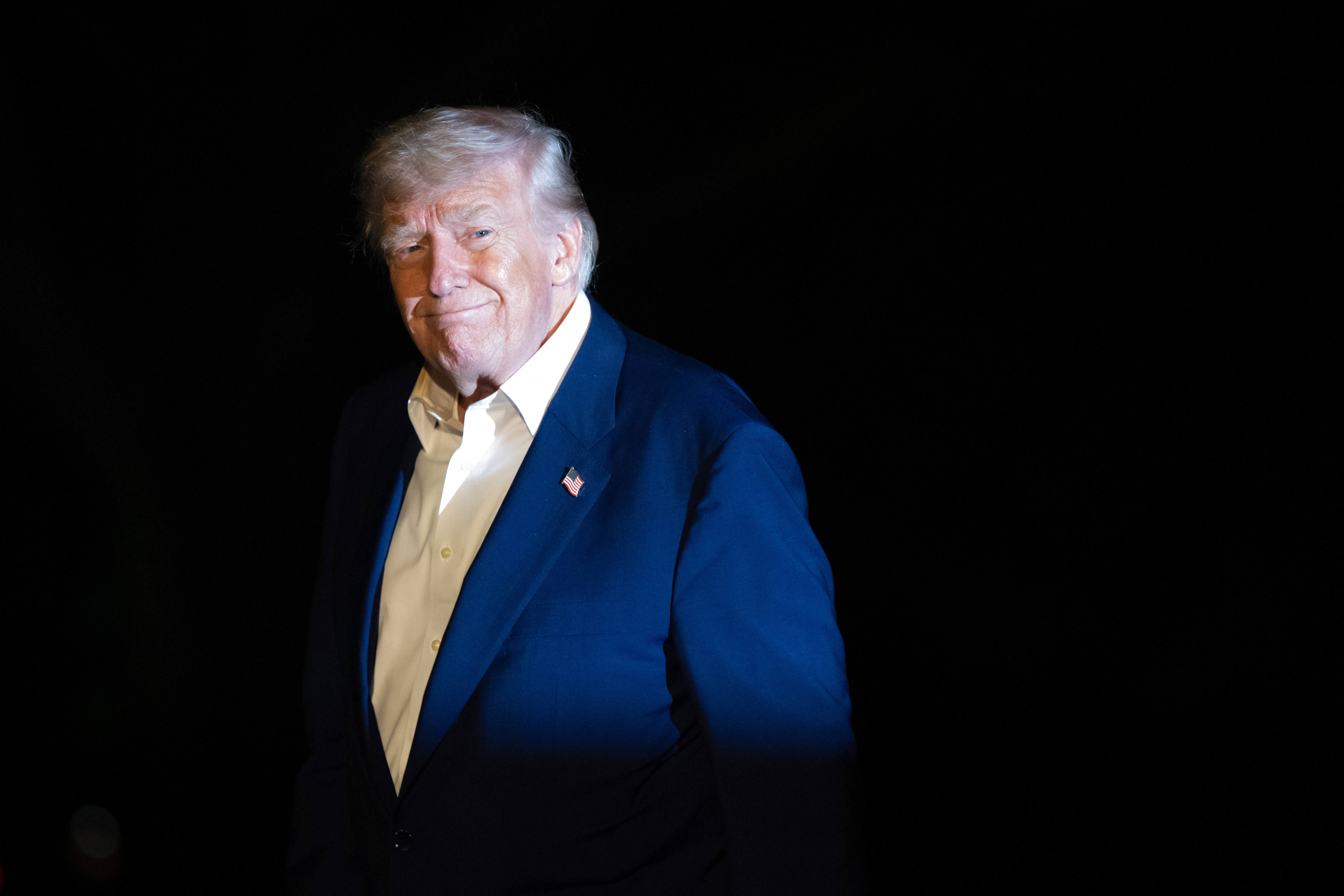 Donald Trump lächelt nach seiner Ankunft in der Marine One auf dem South Lawn des Weißen Hauses in Washington, D.C. am 16. Mai 2025 | Quelle: Getty Images