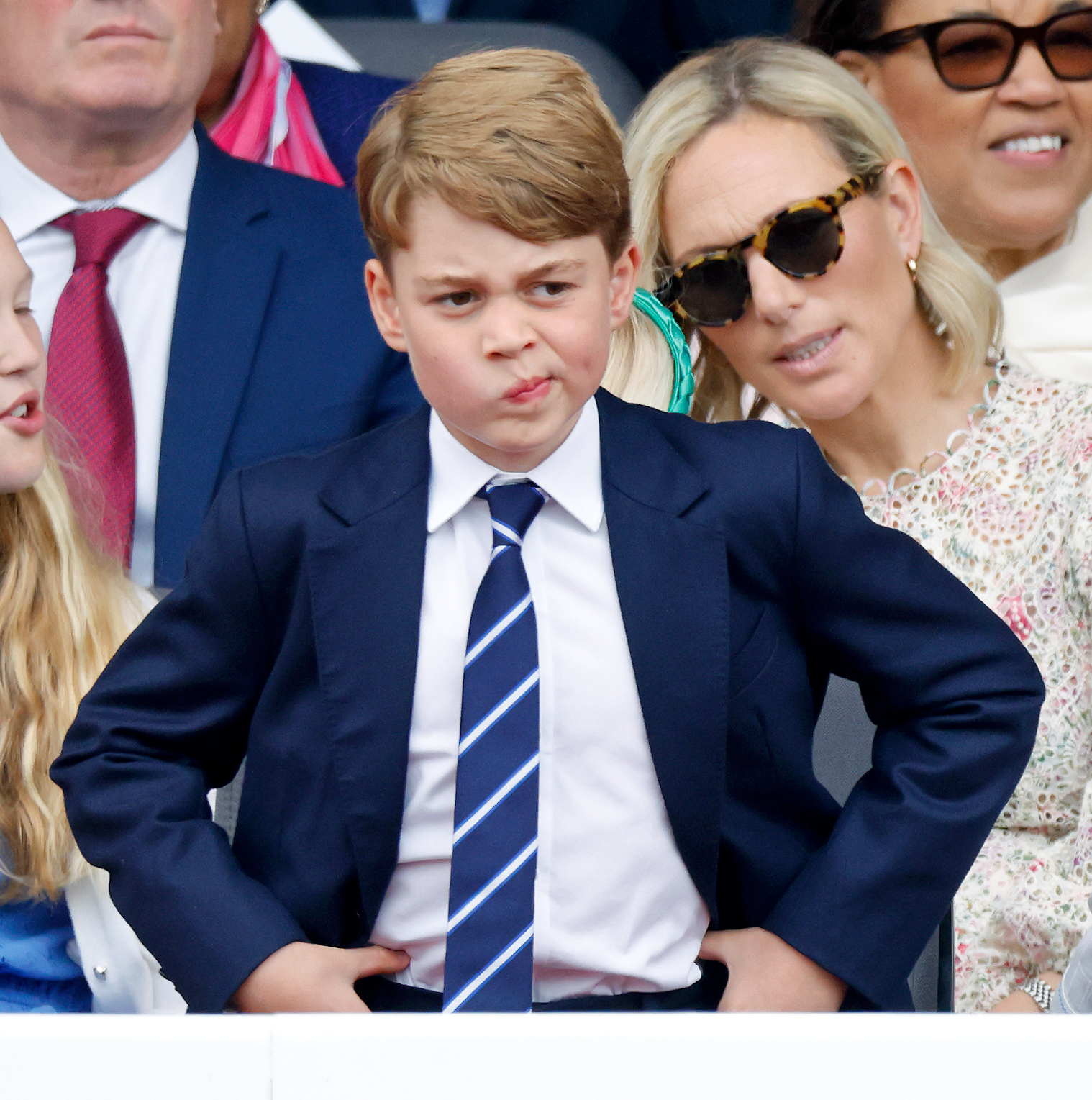 Später im selben Jahr nahm George an den Feierlichkeiten zum Platin-Jubiläum seiner verstorbenen Urgroßmutter, Königin Elizabeth II., teil und war am 5. Juni beim „Platinum Pageant“ dabei. Der Auftritt zeigte ihn im Alter von 8 Jahren während der Feierlichkeiten zu den 70 Jahren auf dem Thron der Monarchin.