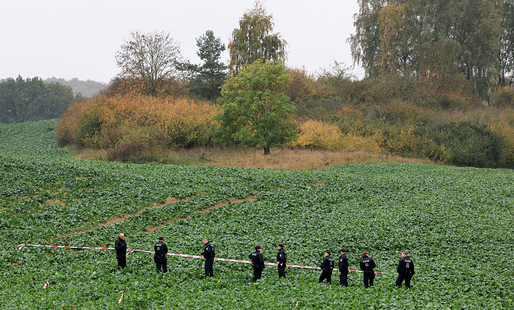 15. Oktober 2025, Mecklenburg Vorpommern, Klein Upahl: Polizeibeamte durchkämmen in einem weiten Umkreis den Ort, an dem am Vortag eine Kinderleiche gefunden wurde. Eine gerichtsmedizinische Untersuchung soll klären, ob es sich um den seit Freitag vermissten Fabian handelt. | Quelle: Getty Images