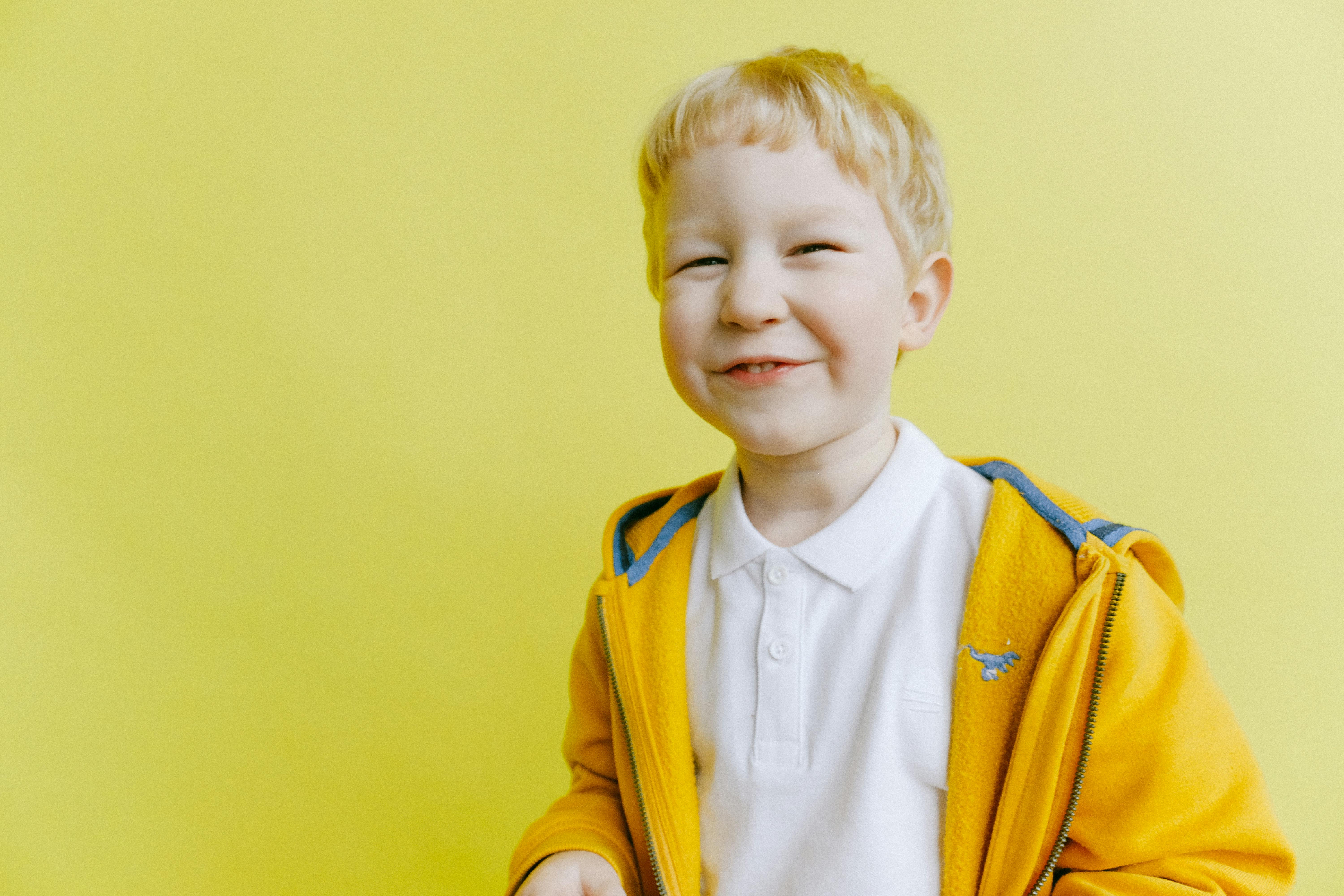 Ein lächelnder kleiner Junge | Quelle: Pexels