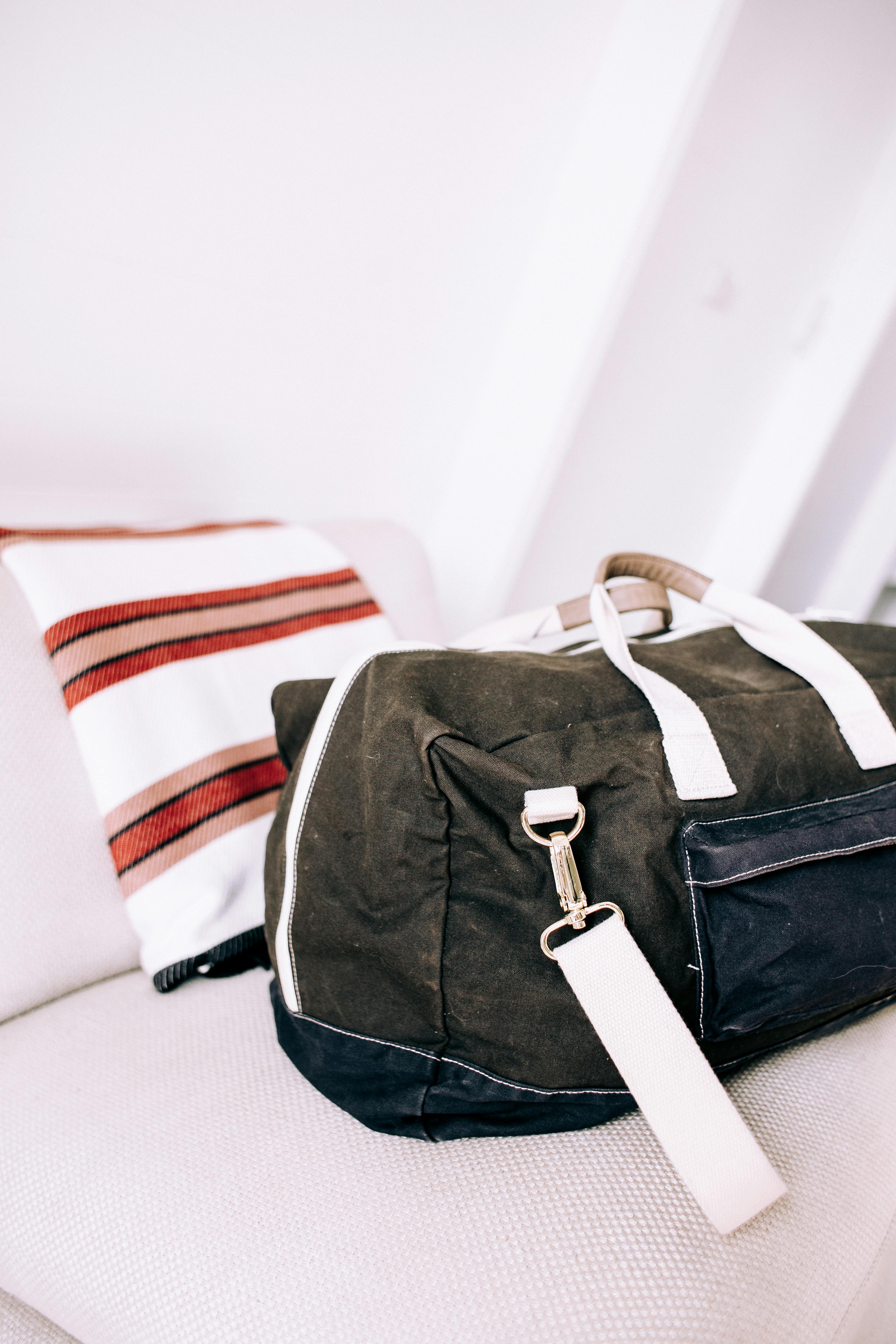 Eine Tasche auf einer Couch | Quelle: Pexels