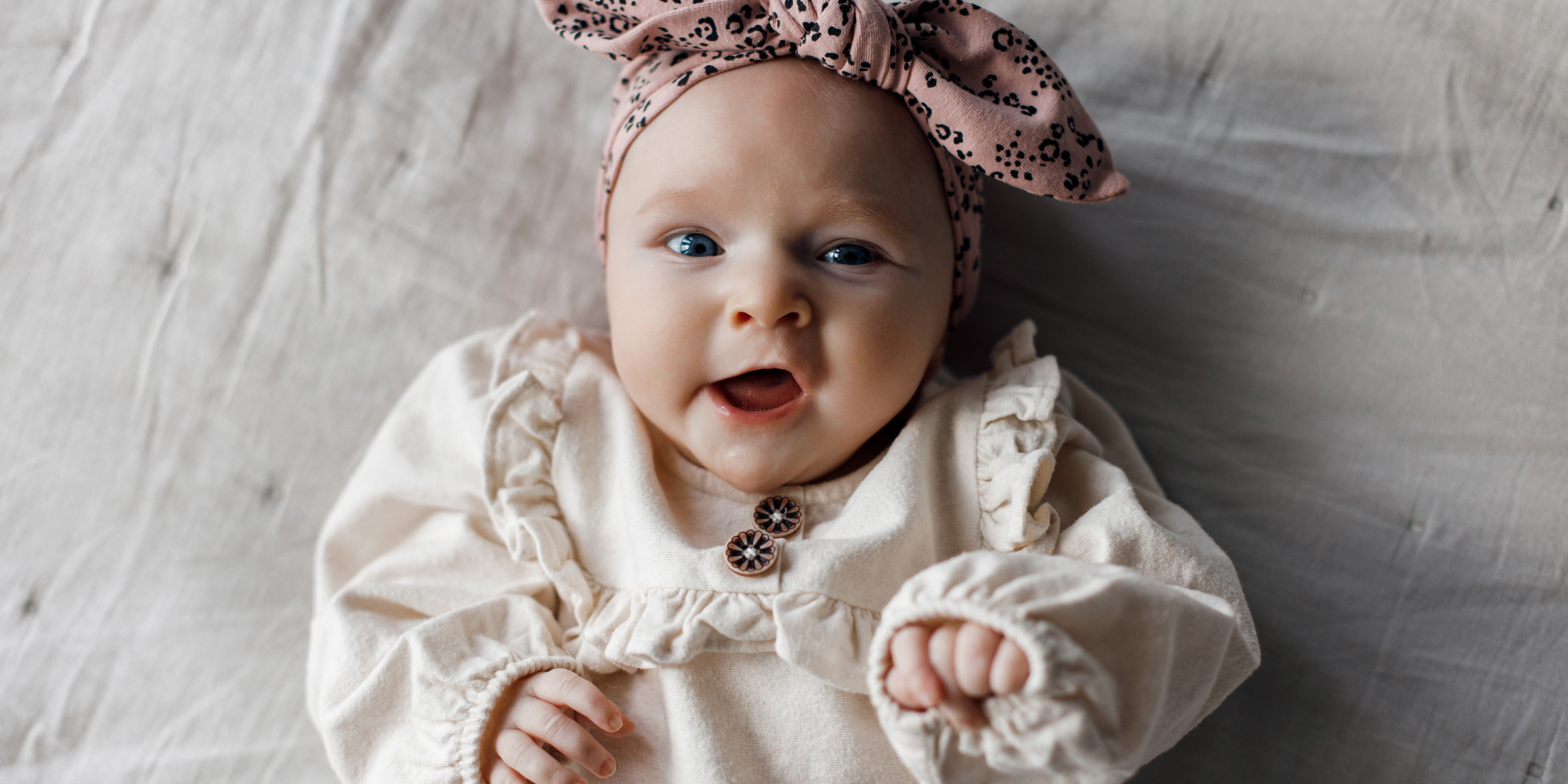 Ein glückliches kleines Mädchen | Quelle: Freepik