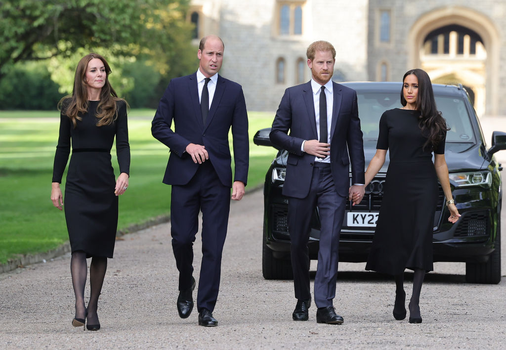 Catherine, Prinzessin von Wales, Prinz William, Prinz von Wales, Prinz Harry, Herzog von Sussex, und Meghan, Herzogin von Sussex, beim langen Spaziergang auf Schloss Windsor, um Blumen und Ehrungen für Königin Elizabeth am 10. September 2022 in Windsor zu sehen | Quelle: Getty Images