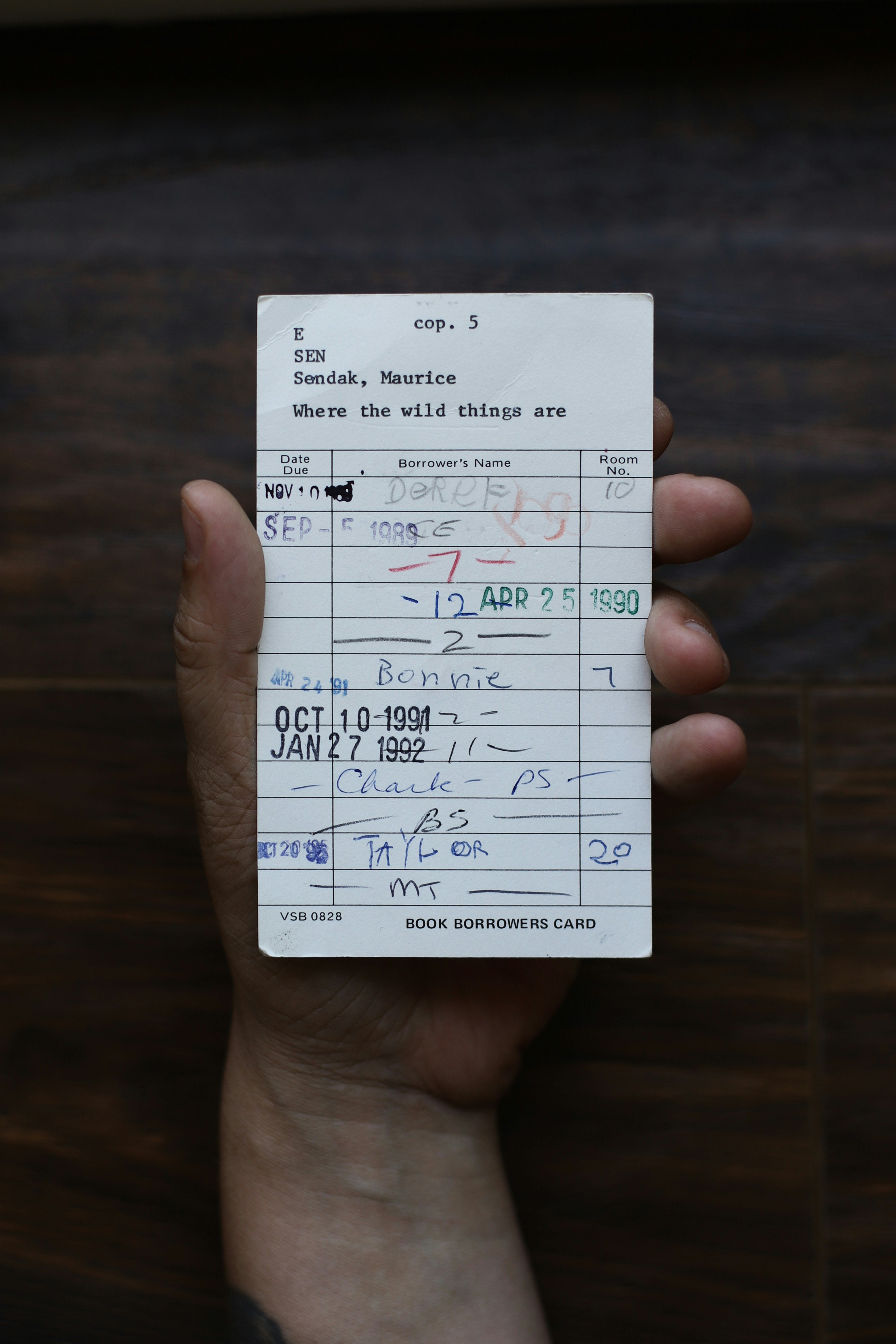 Eine Person mit einem Bibliotheksausweis | Quelle: Unsplash