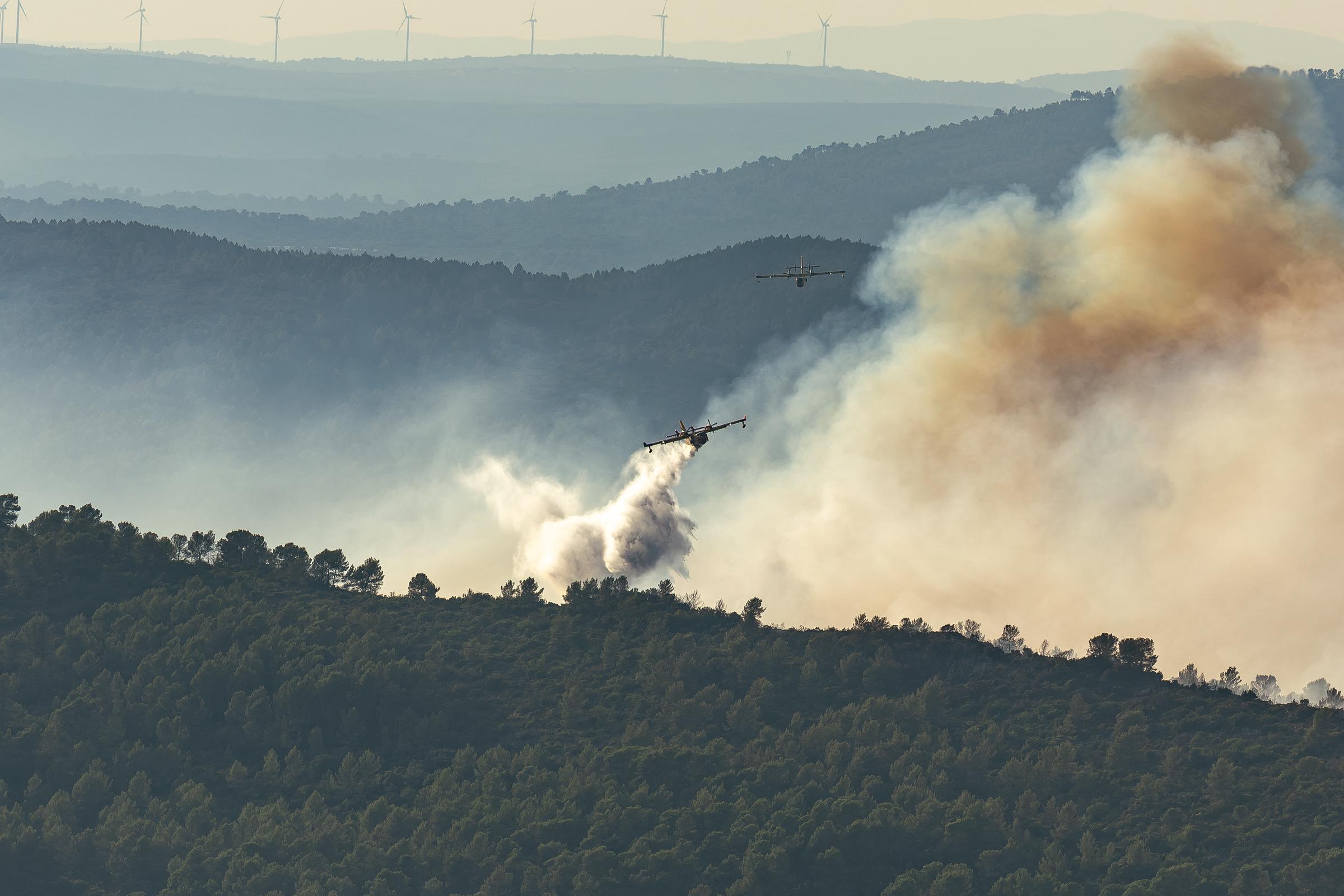 Löschflugzeuge werfen Wasser über einen Waldbrand in der Nähe von Brignoles ab, wo die Flammen etwa 130 Hektar verwüstet hatten, bevor die Einsatzkräfte den Brand unter Kontrolle bringen konnten. | Quelle: Getty Images