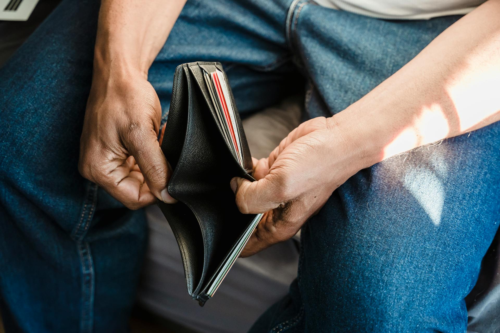Ein Mann hält seine Brieftasche | Quelle: Pexels