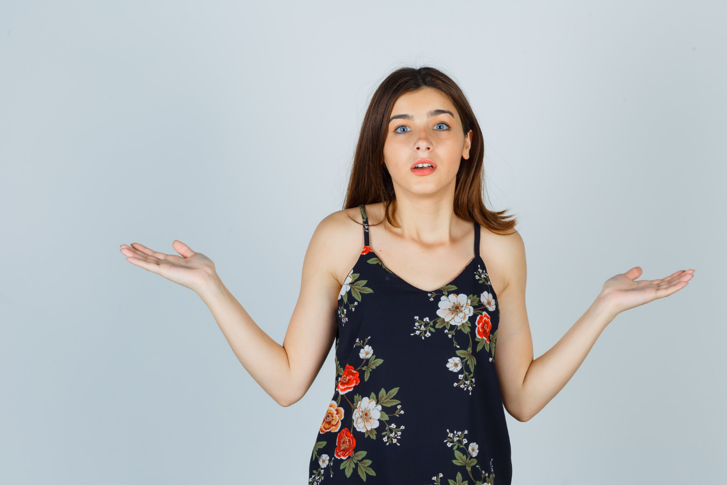 Eine ängstliche junge Frau | Quelle: Freepik