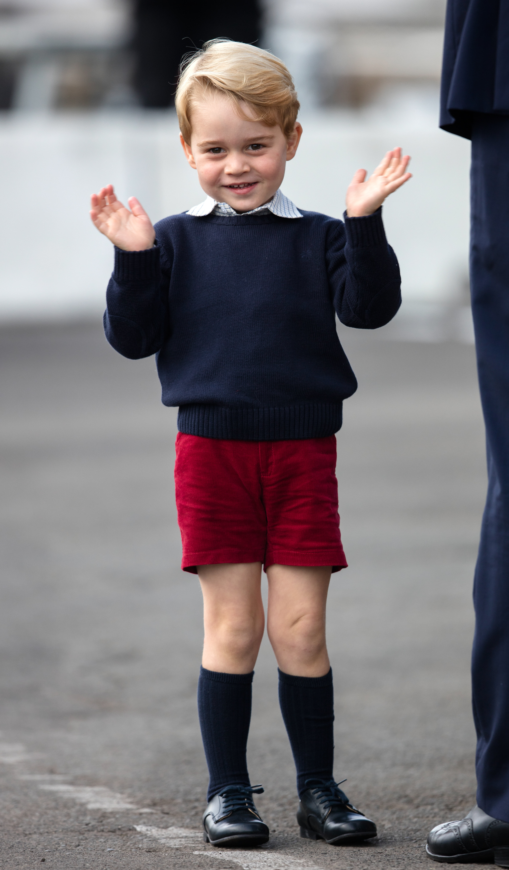 Als der 3-jährige George am 1. Oktober zum Abschluss der Kanada-Reise von William und Catherine in Victoria Abschied nahm, winkte er der Menge zu. Zu diesem Zeitpunkt waren seine Auftritte in Übersee bereits zu einem weiteren sichtbaren Zeichen dafür geworden, dass der junge Prinz in der Öffentlichkeit heranwächst.