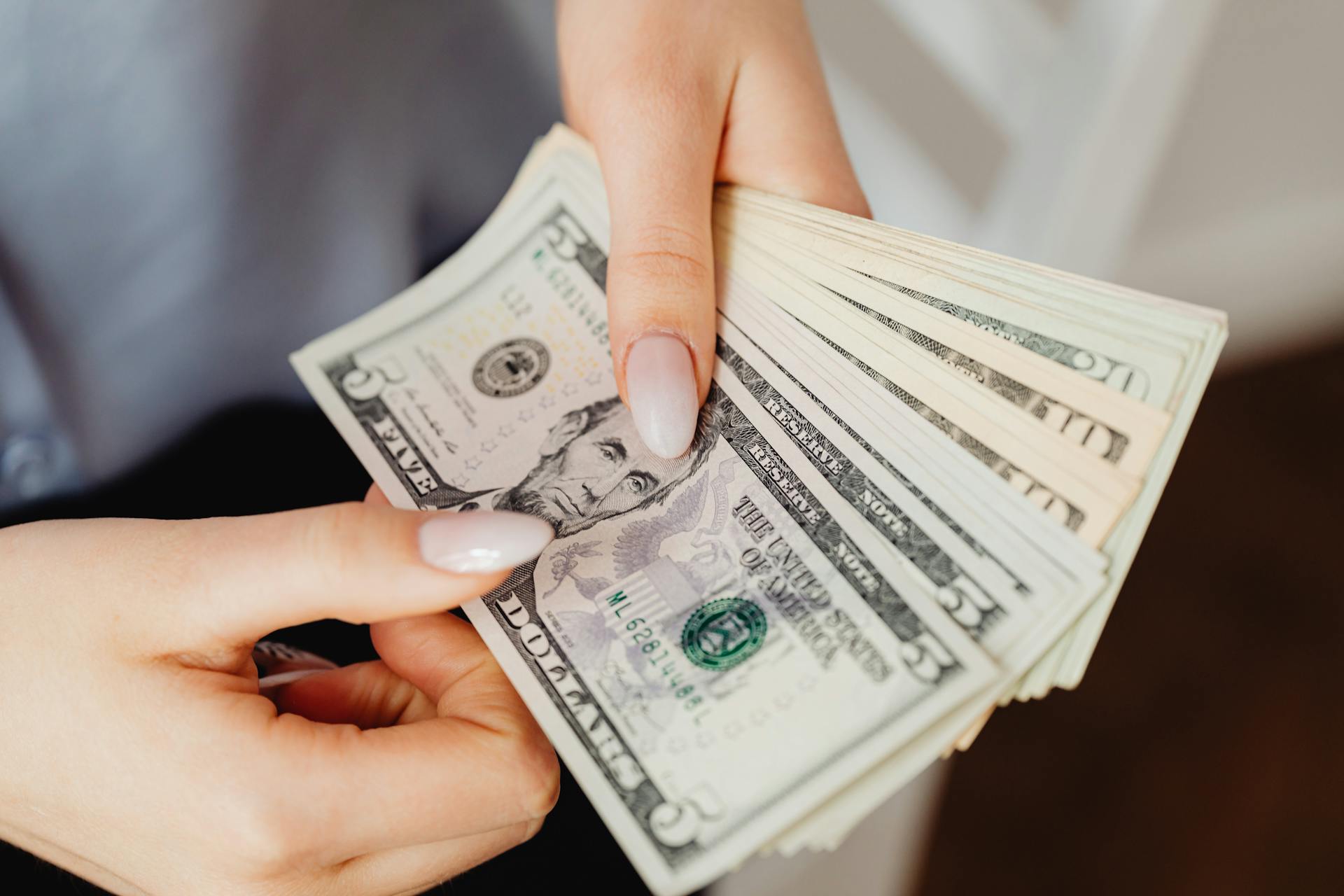 Eine Frau mit Geld in der Hand | Quelle: Pexels