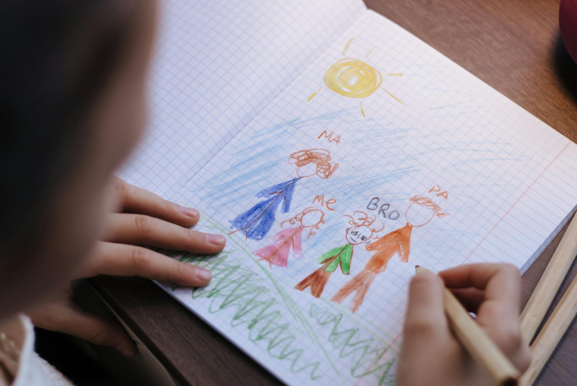 Die Zeichnung eines Mädchens von ihrer Familie | Quelle: Pexels
