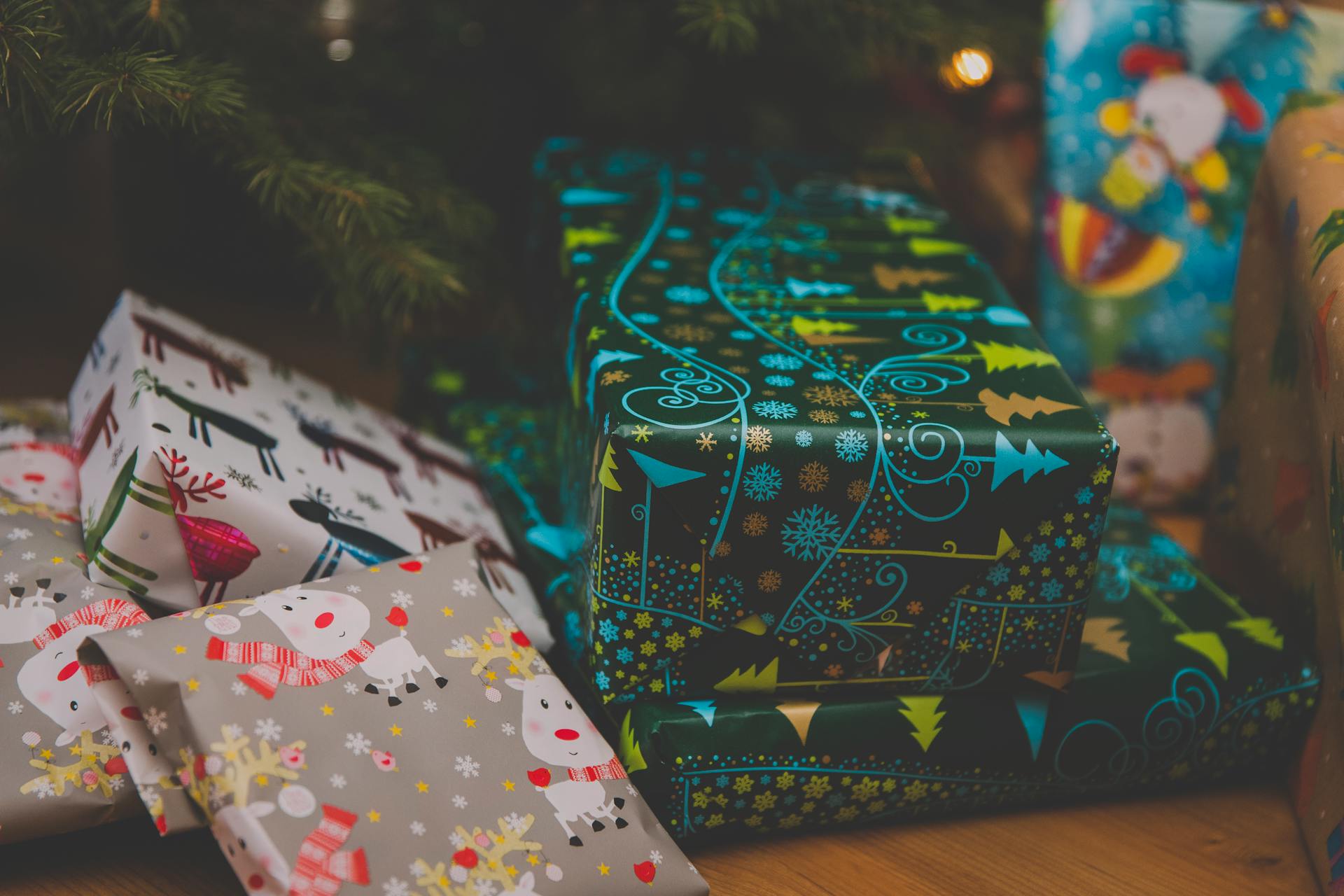 Geschenke unter einem Weihnachtsbaum | Quelle: Pexels