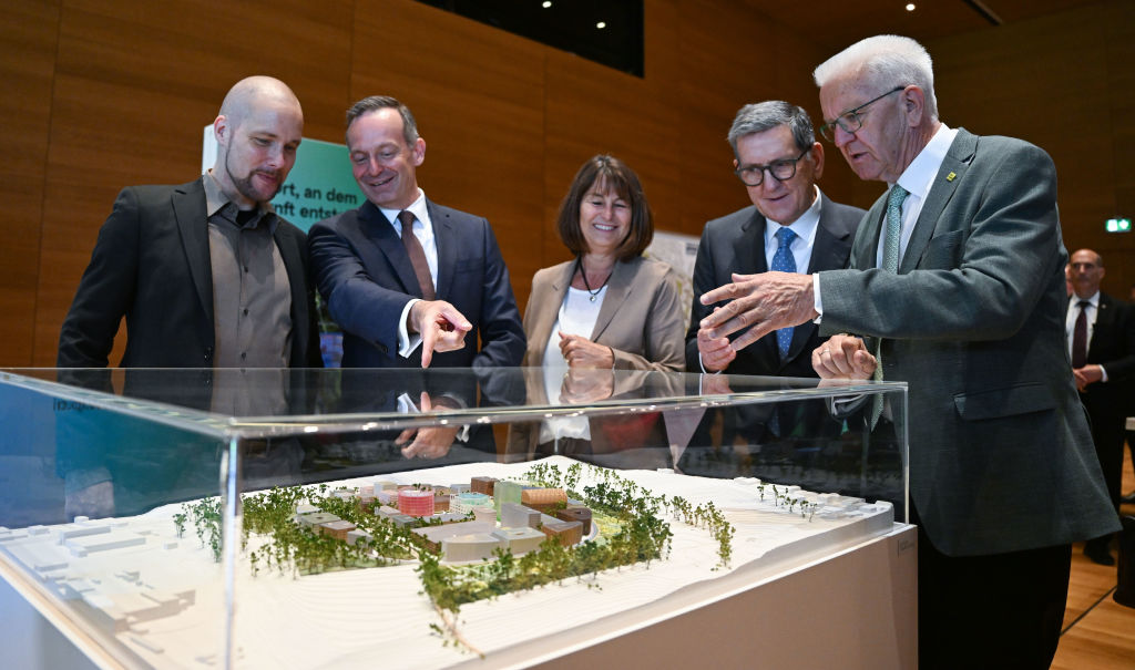 28. August 2023 – Jonas Andrulis, Volker Wissing, Silke Lohmiller, Reinhold Geilsdörfer und Winfried Kretschmann auf dem Heilbronner Bildungscampus. | Quelle: Getty Images
