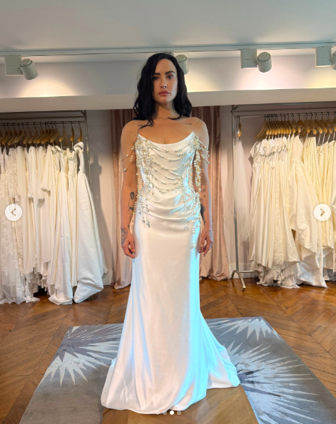 Demi Lovato posiert in einem anderen, mit Perlen verzierten Hochzeitskleid. | Quelle: Instagram/voguemagazine