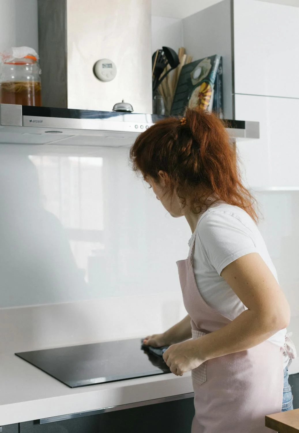 Eine Frau putzt ihre Küche | Quelle: Pexels