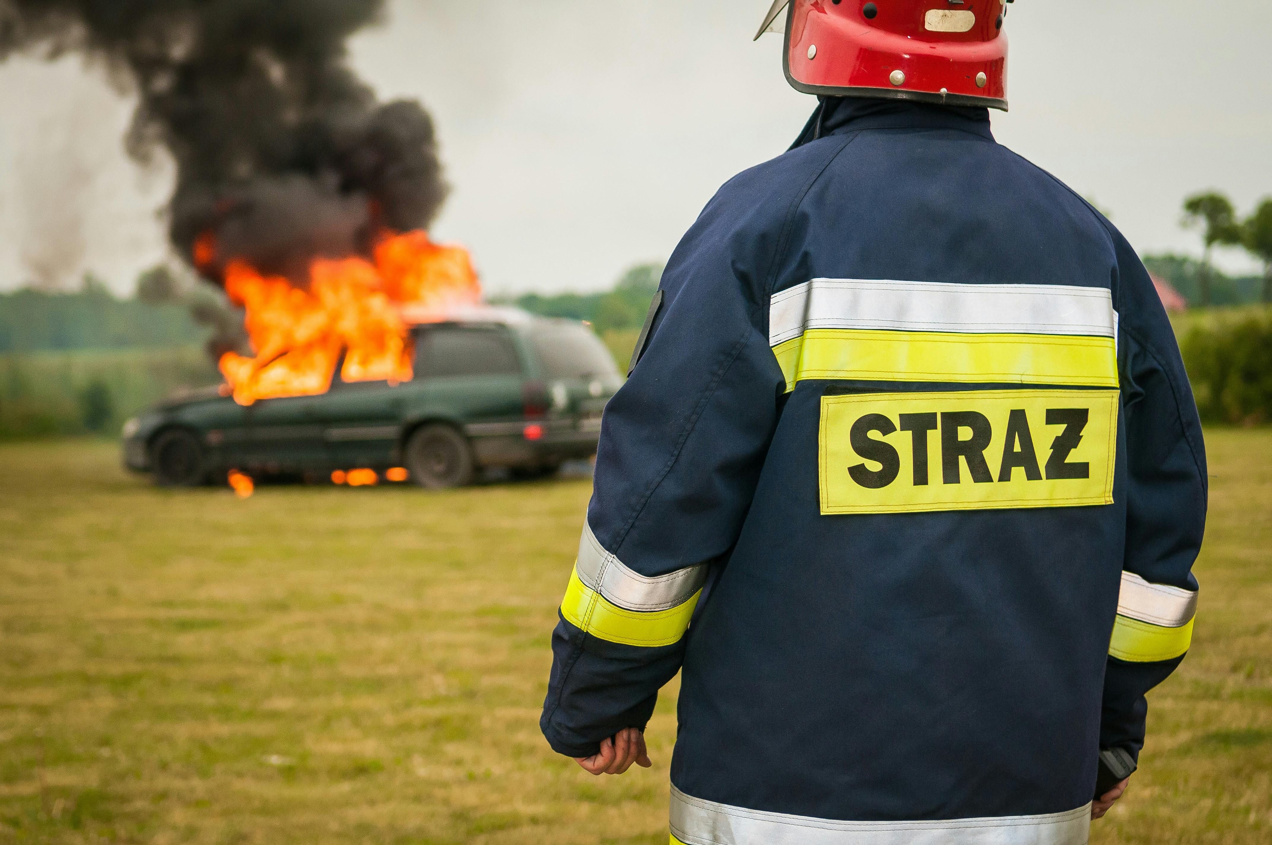 Ein Feuerwehrmann sieht zu, wie ein Auto brennt | Quelle: Pexels