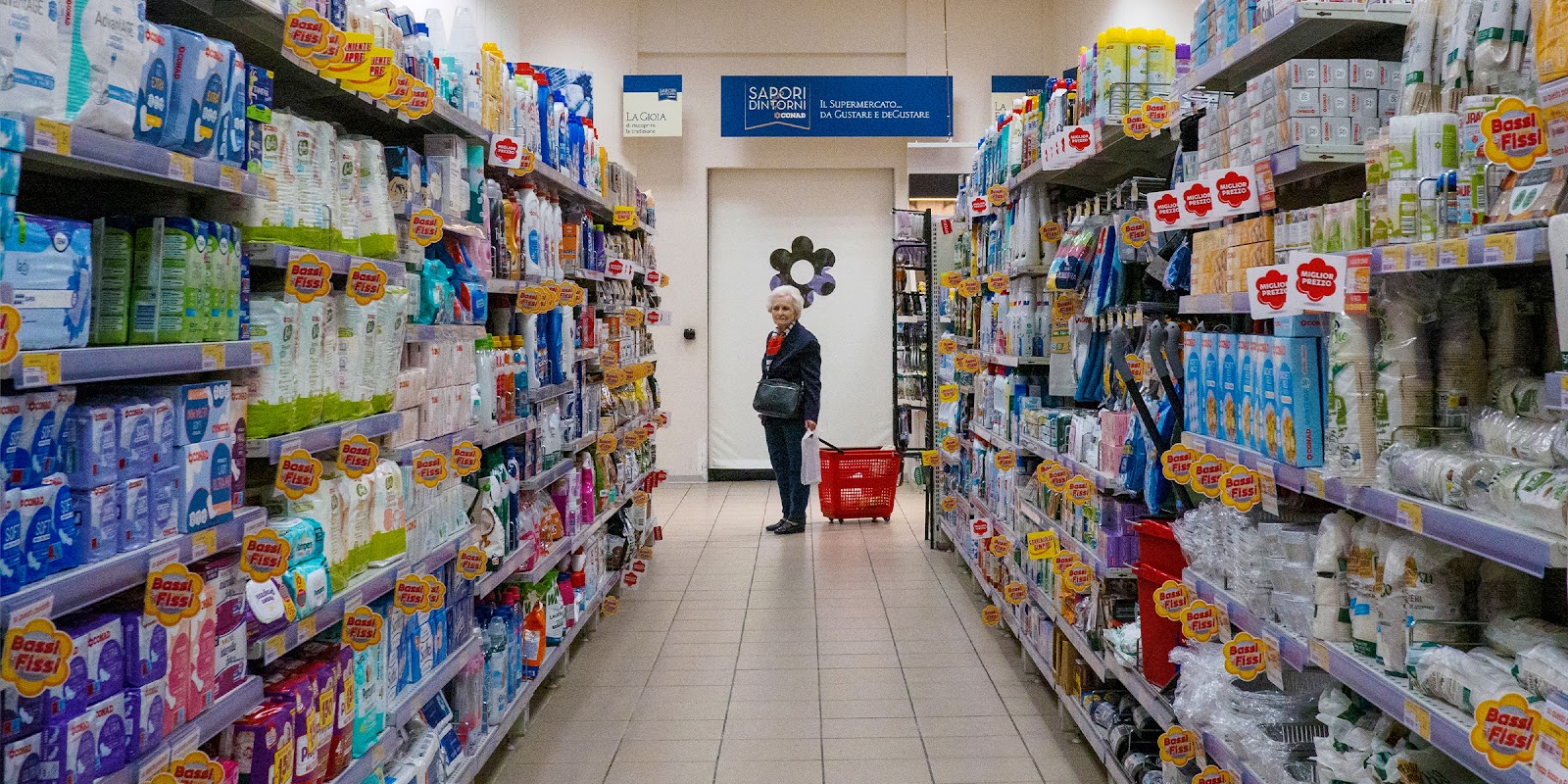 Eine ältere Frau in einem Geschäft | Quelle: Shutterstock