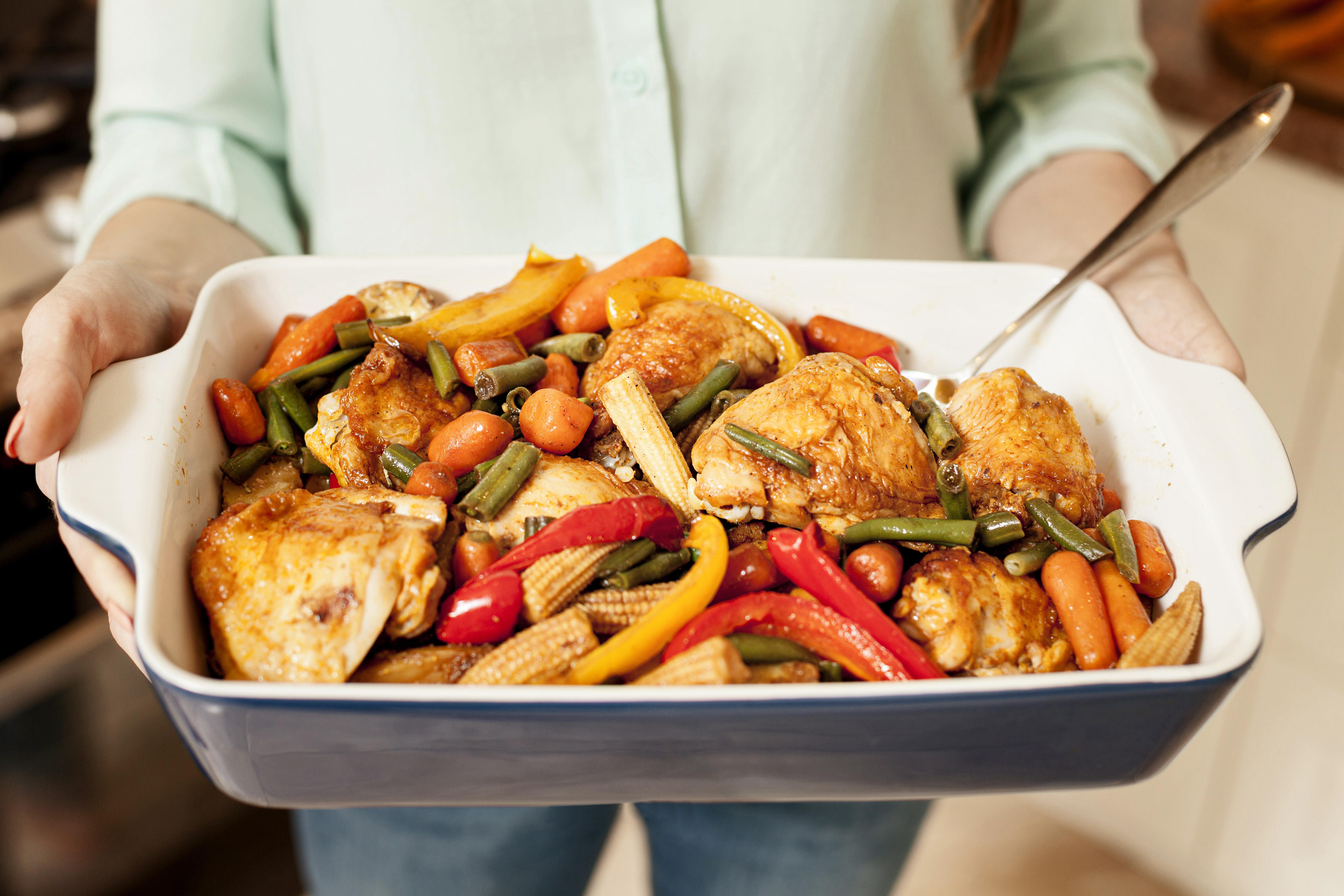 Eine Frau bereitet das Abendessen vor | Quelle: Freepik