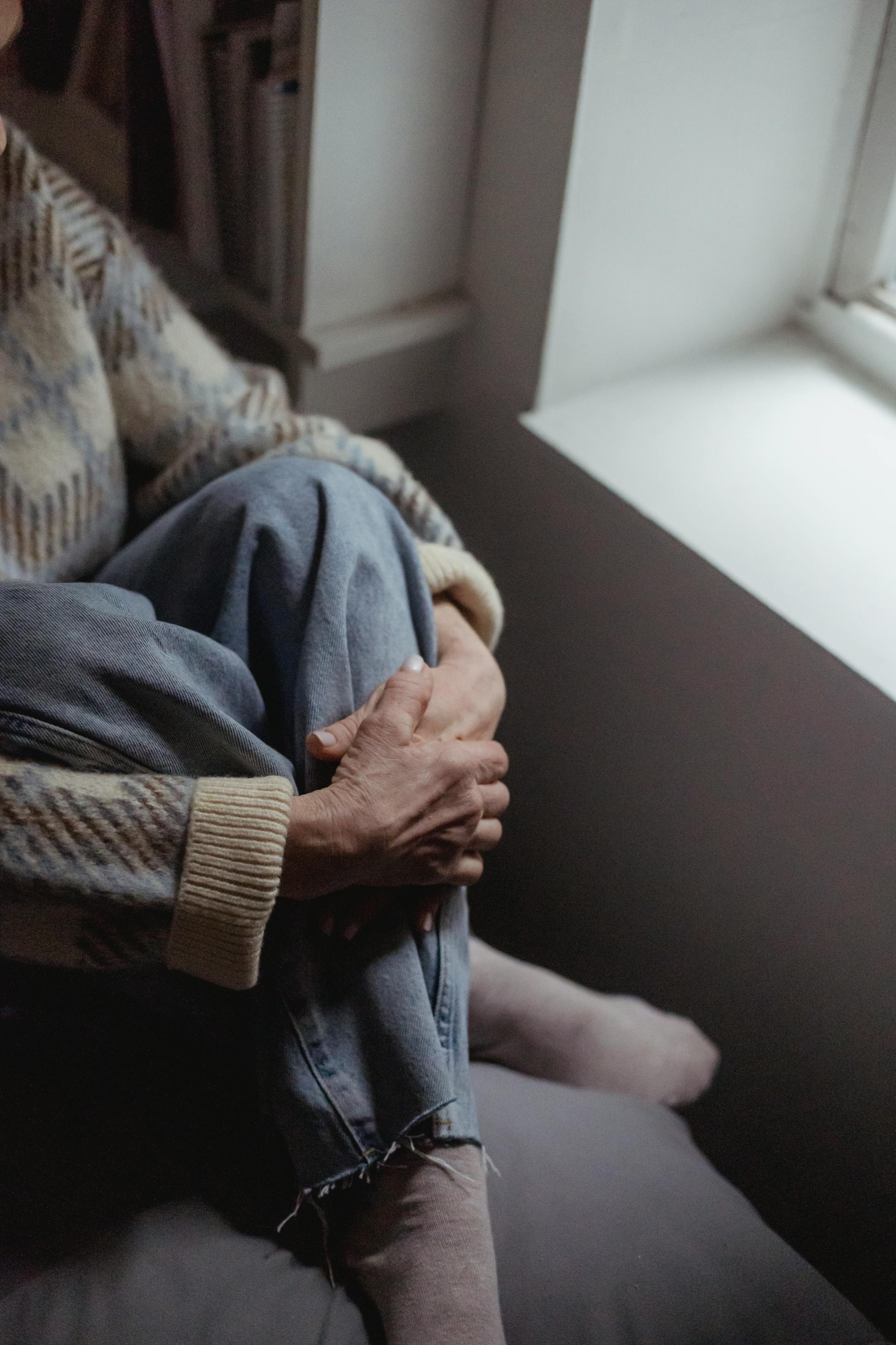 Eine Nahaufnahme einer Frau, die am Fenster sitzt | Quelle: Pexels