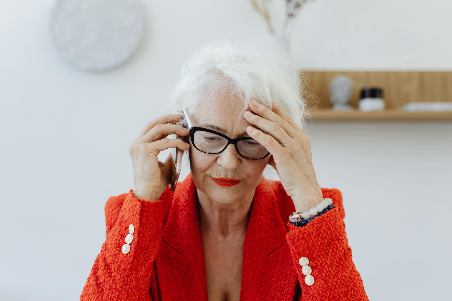 Eine ernste Frau bei einem Anruf | Quelle: Pexels