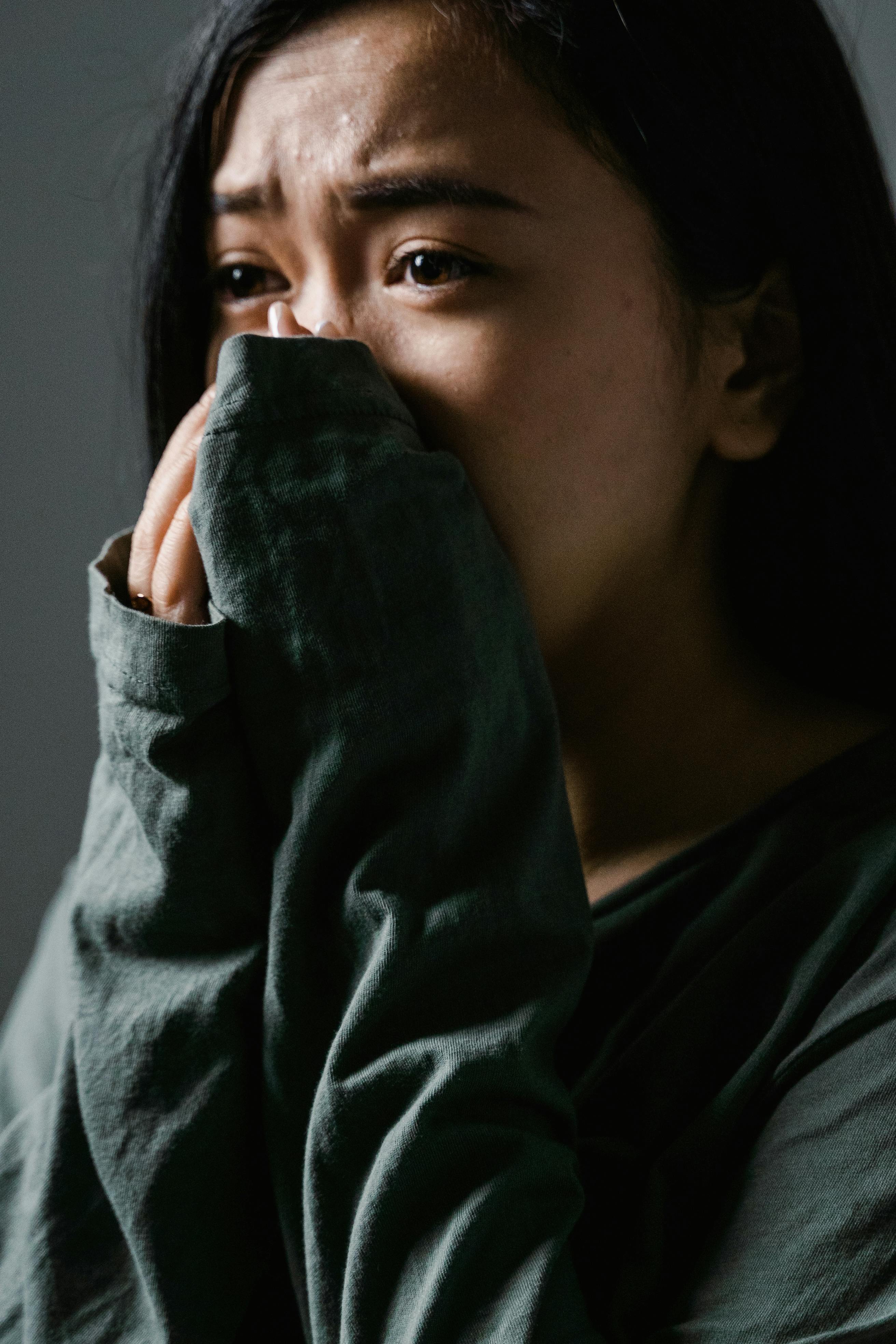Eine Frau, die ihren Mund mit ihren Händen bedeckt | Quelle: Pexels