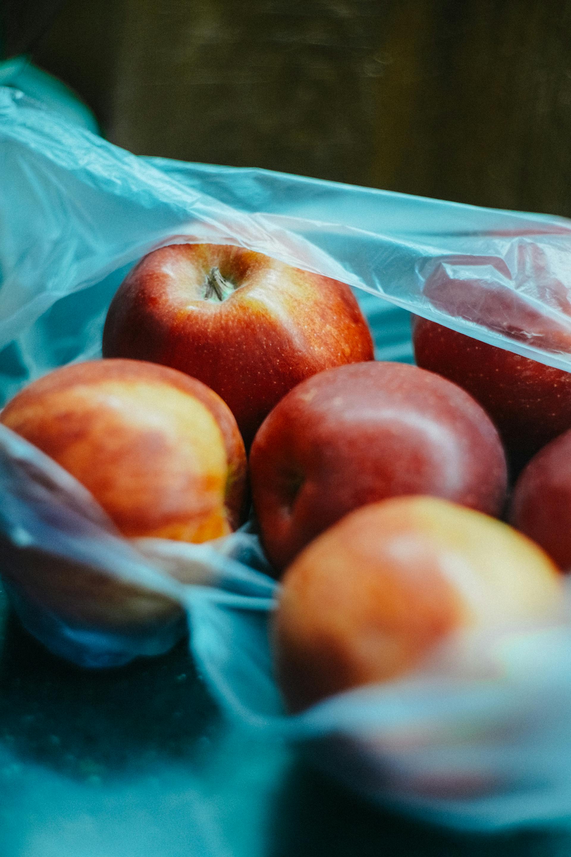 Äpfel in einer Plastiktüte | Quelle: Pexels