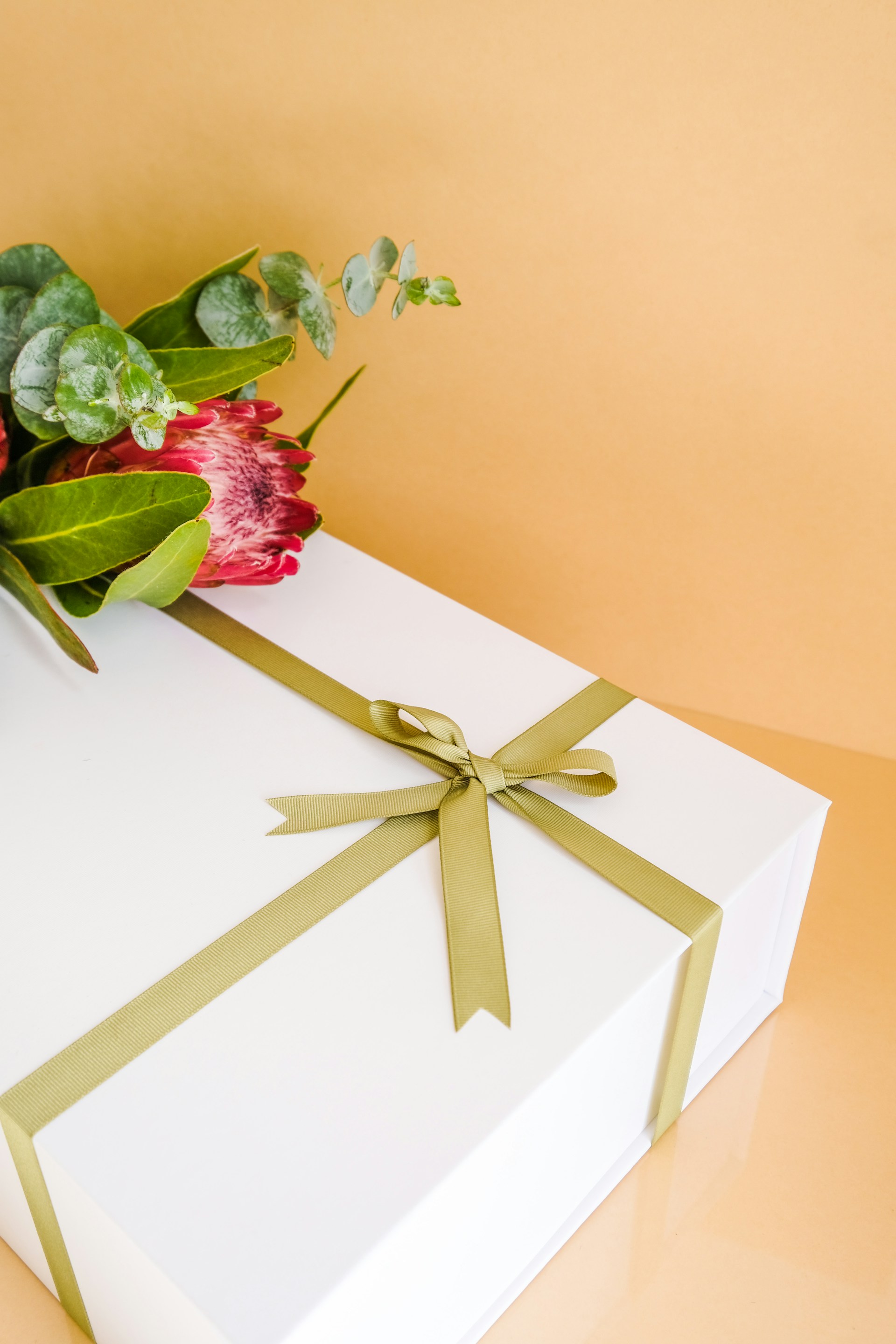 Eine als Geschenk verpackte Schachtel | Quelle: Unsplash