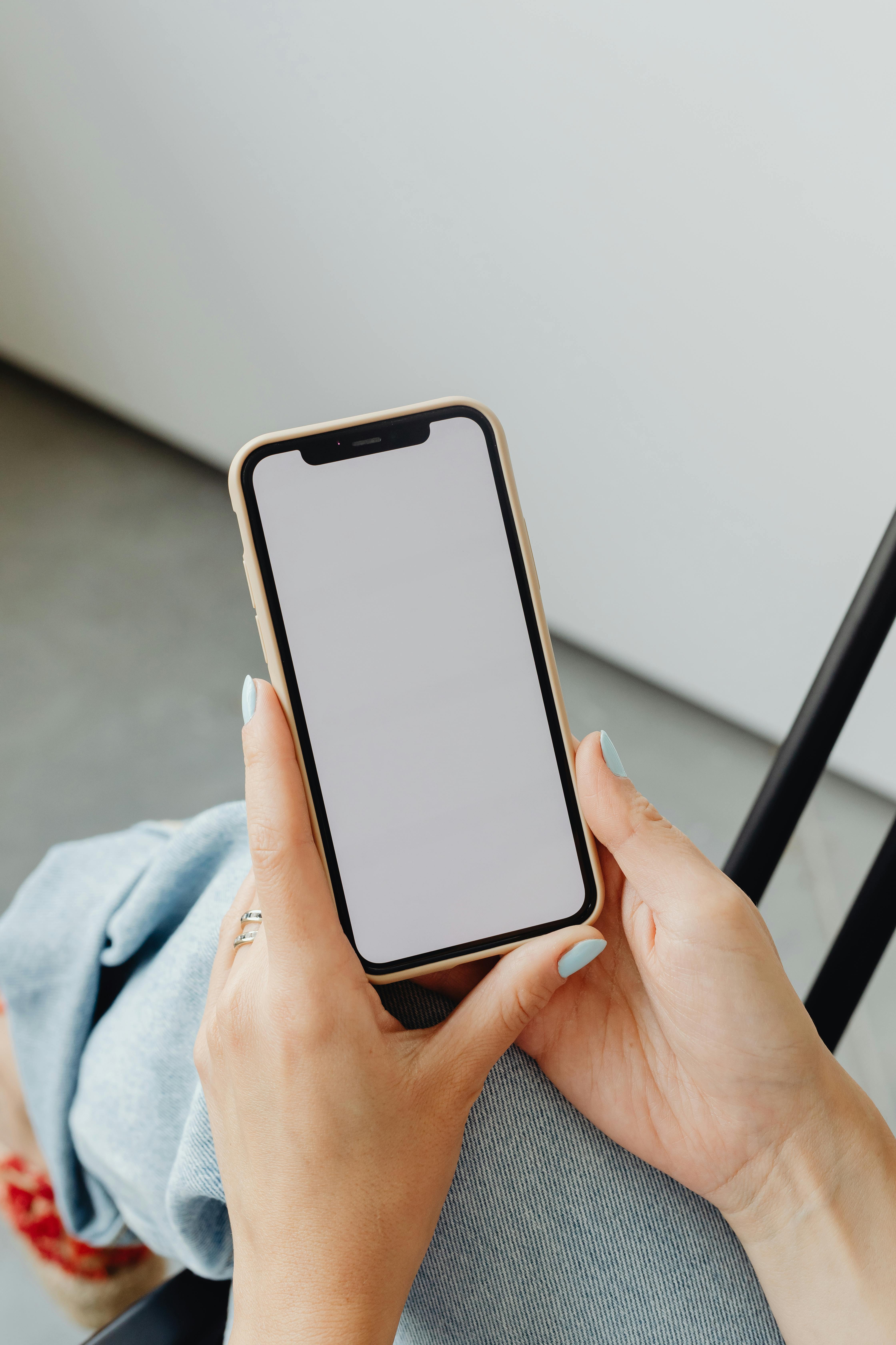 Eine Frau hält ein Handy in der Hand | Quelle: Pexels